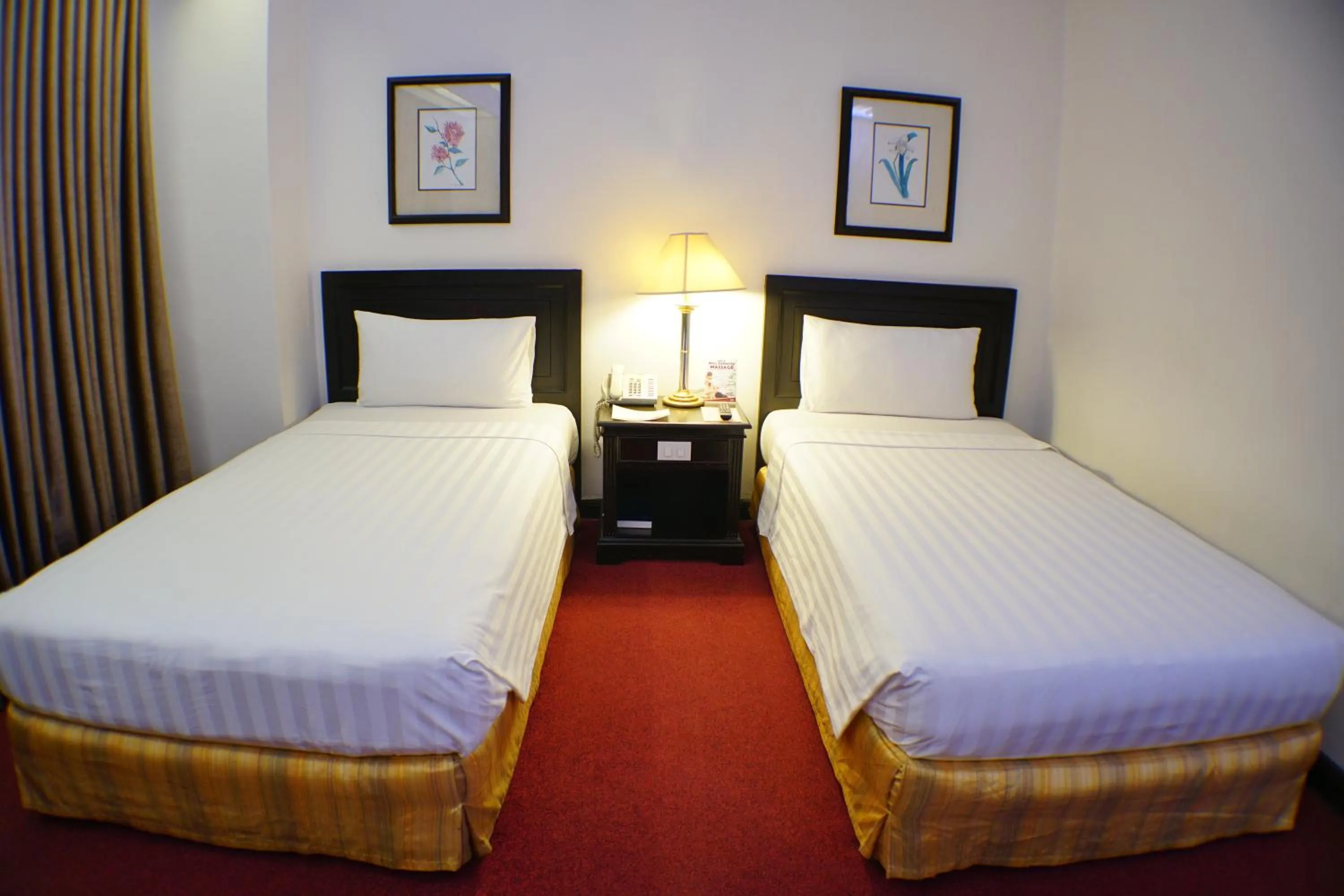 Bed in Bayview Park Hotel Manila