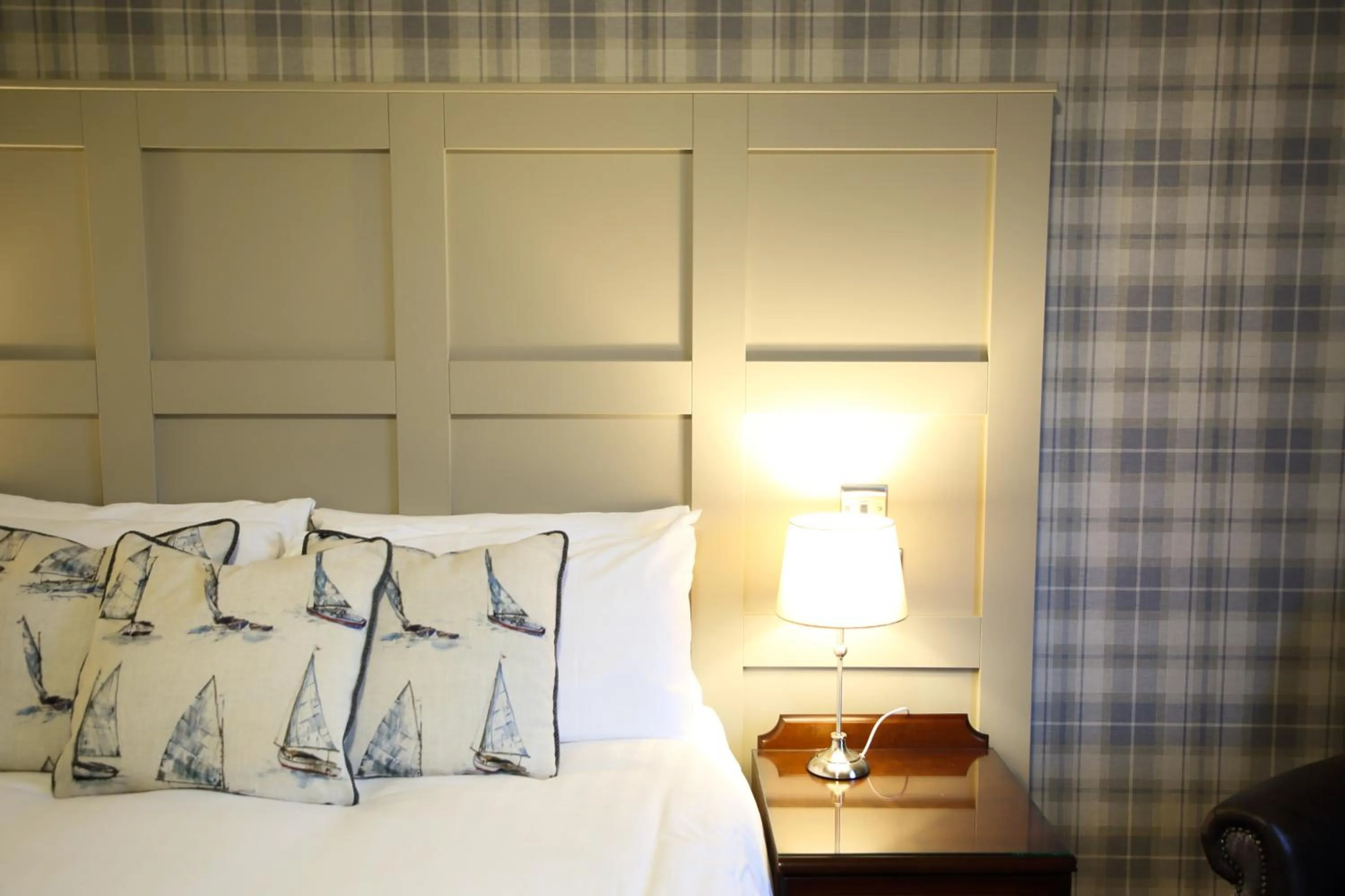 Bedroom, Bed in Mulroy Woods Hotel