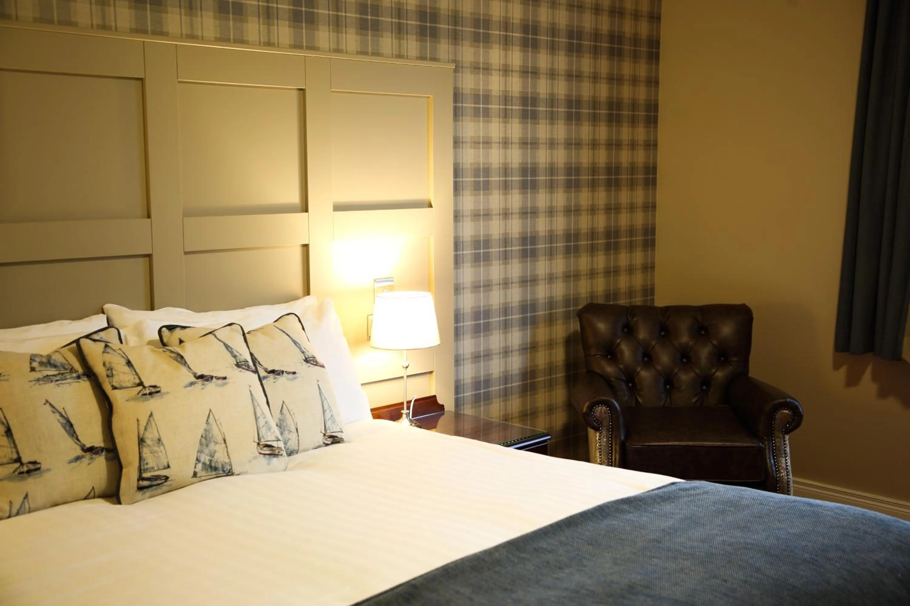 Bedroom, Bed in Mulroy Woods Hotel