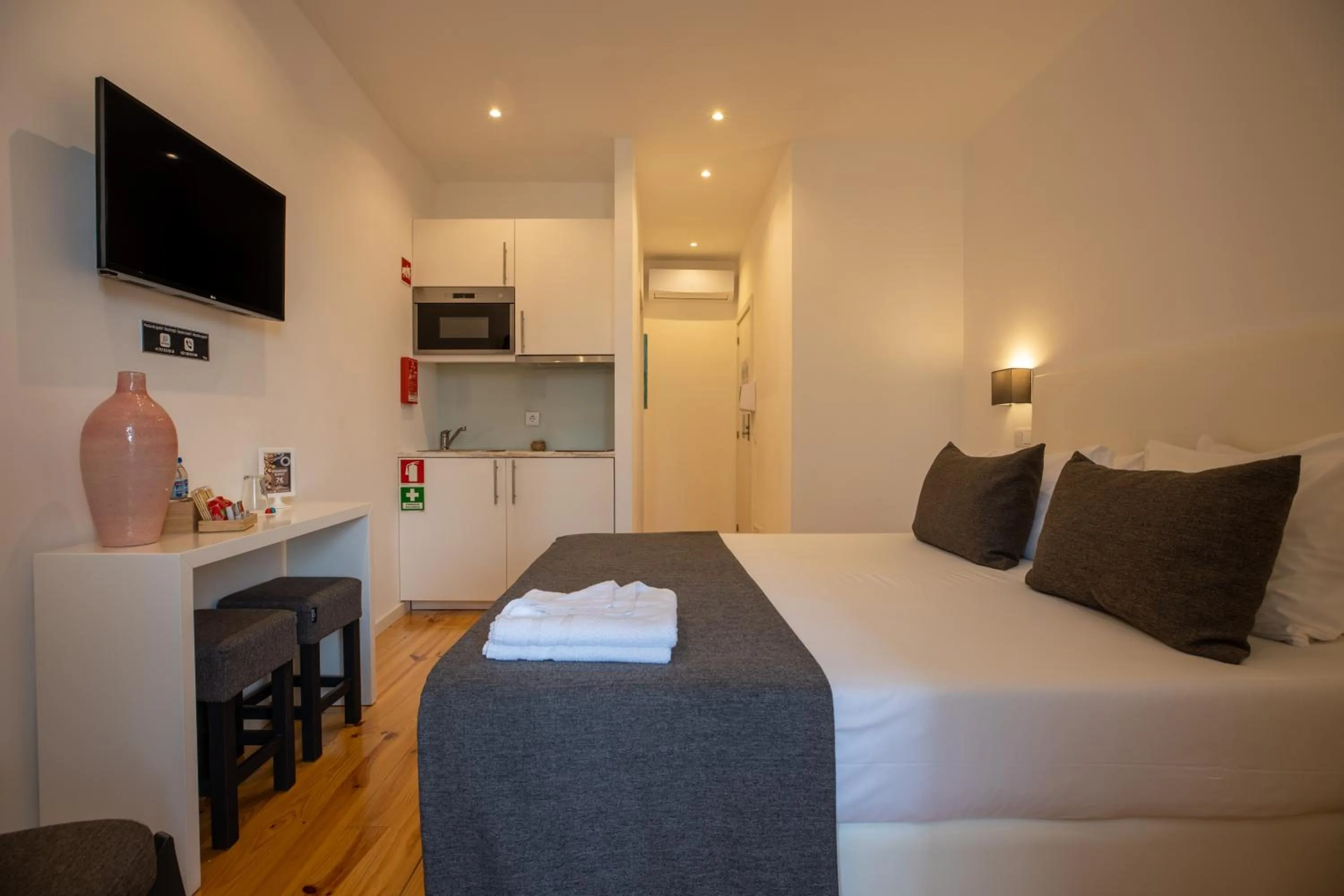 Bedroom, Bed in Mystay Porto Batalha