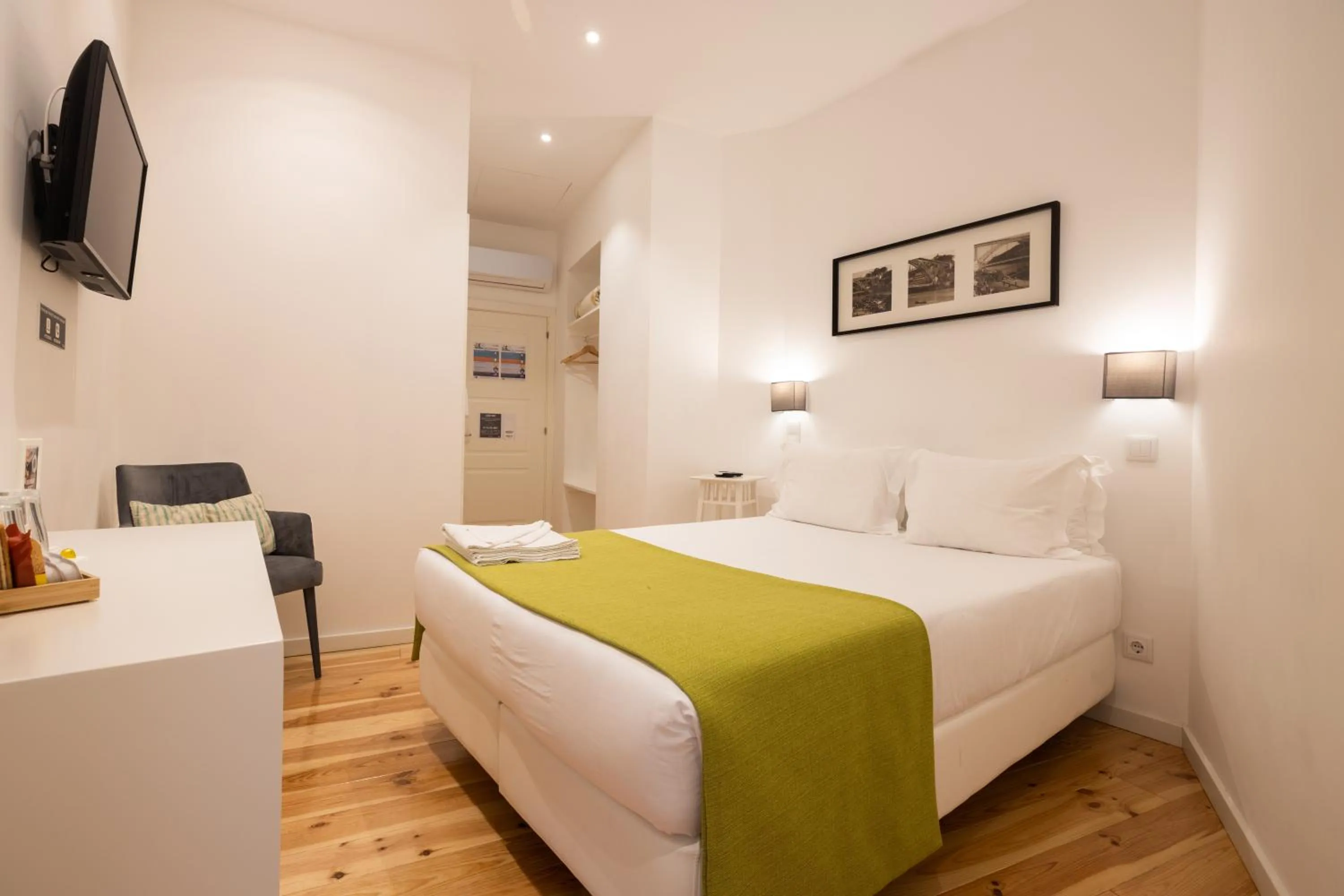Bedroom, Bed in Mystay Porto Batalha
