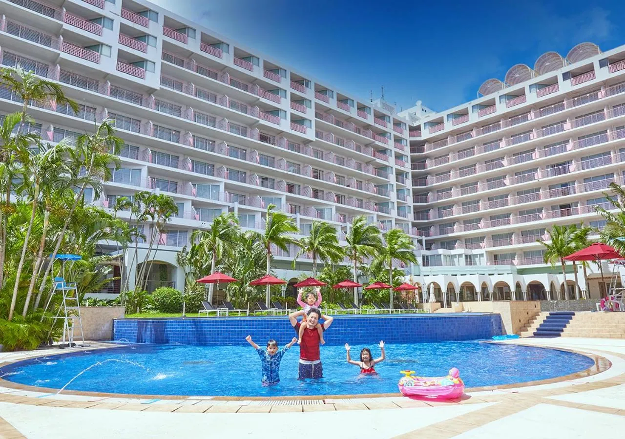Swimming pool in Hotel Mahaina Wellness Resorts Okinawa