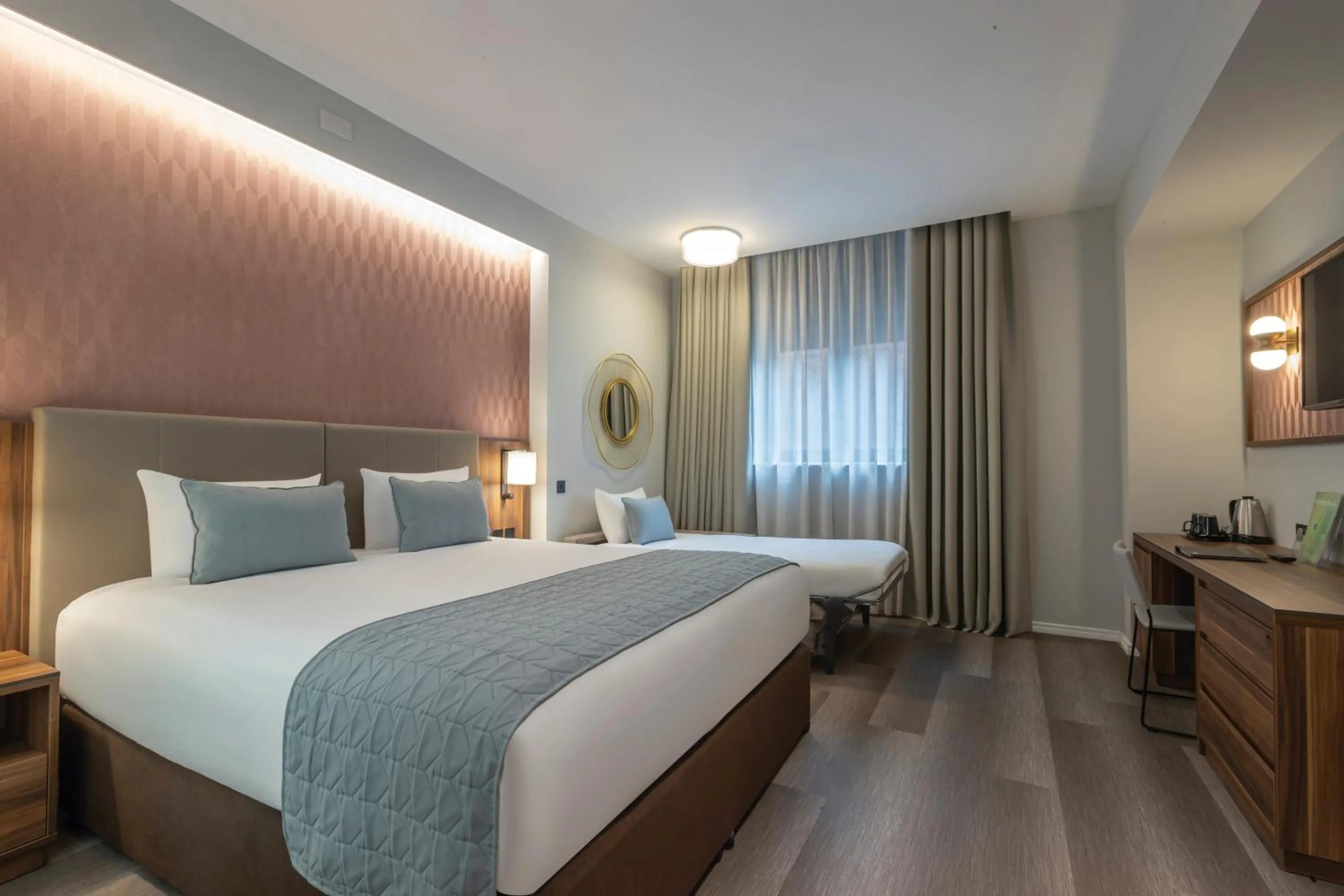 Bedroom, Bed in Riu Plaza The Gresham Dublin