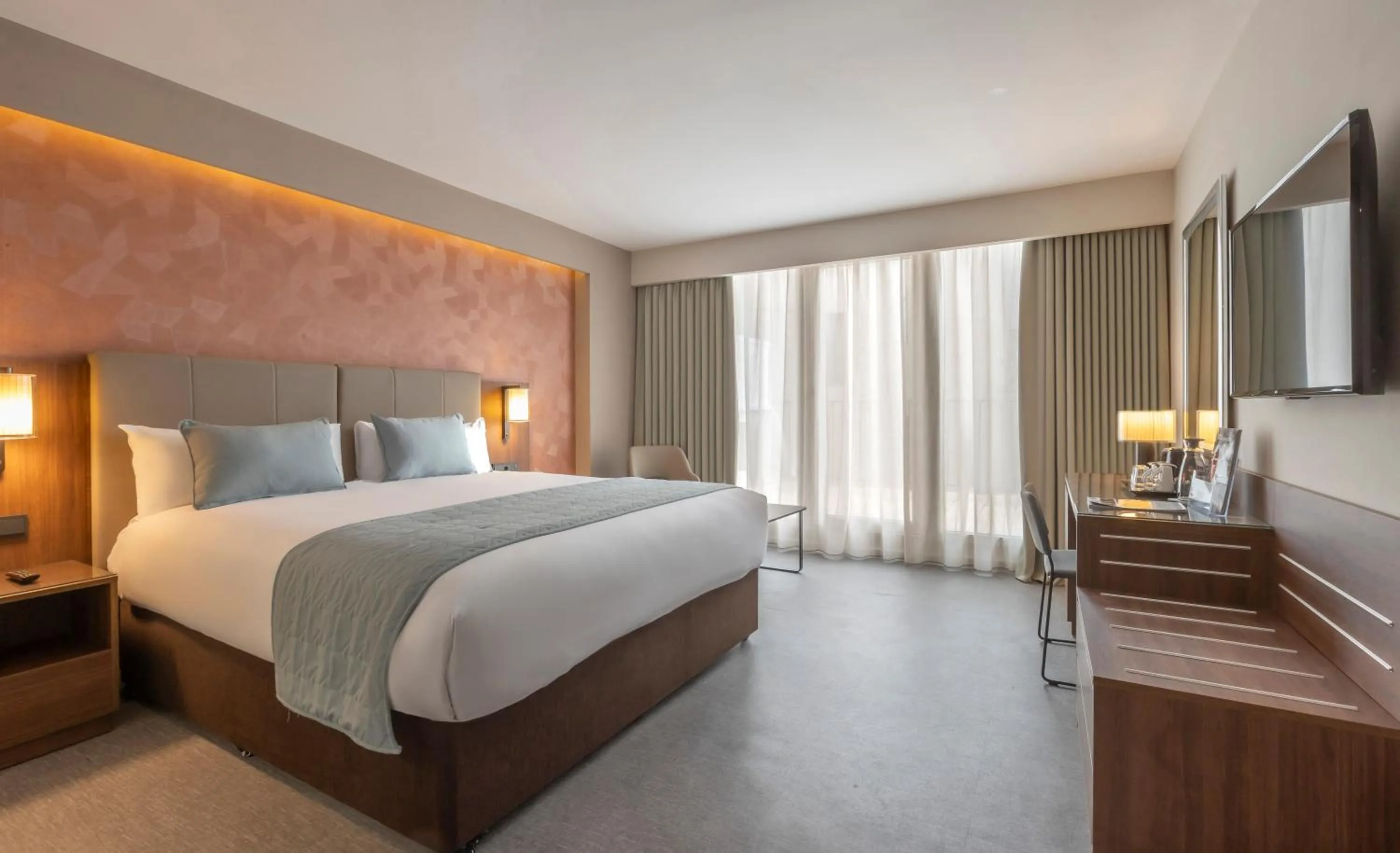 Photo of the whole room, Bed in Riu Plaza The Gresham Dublin