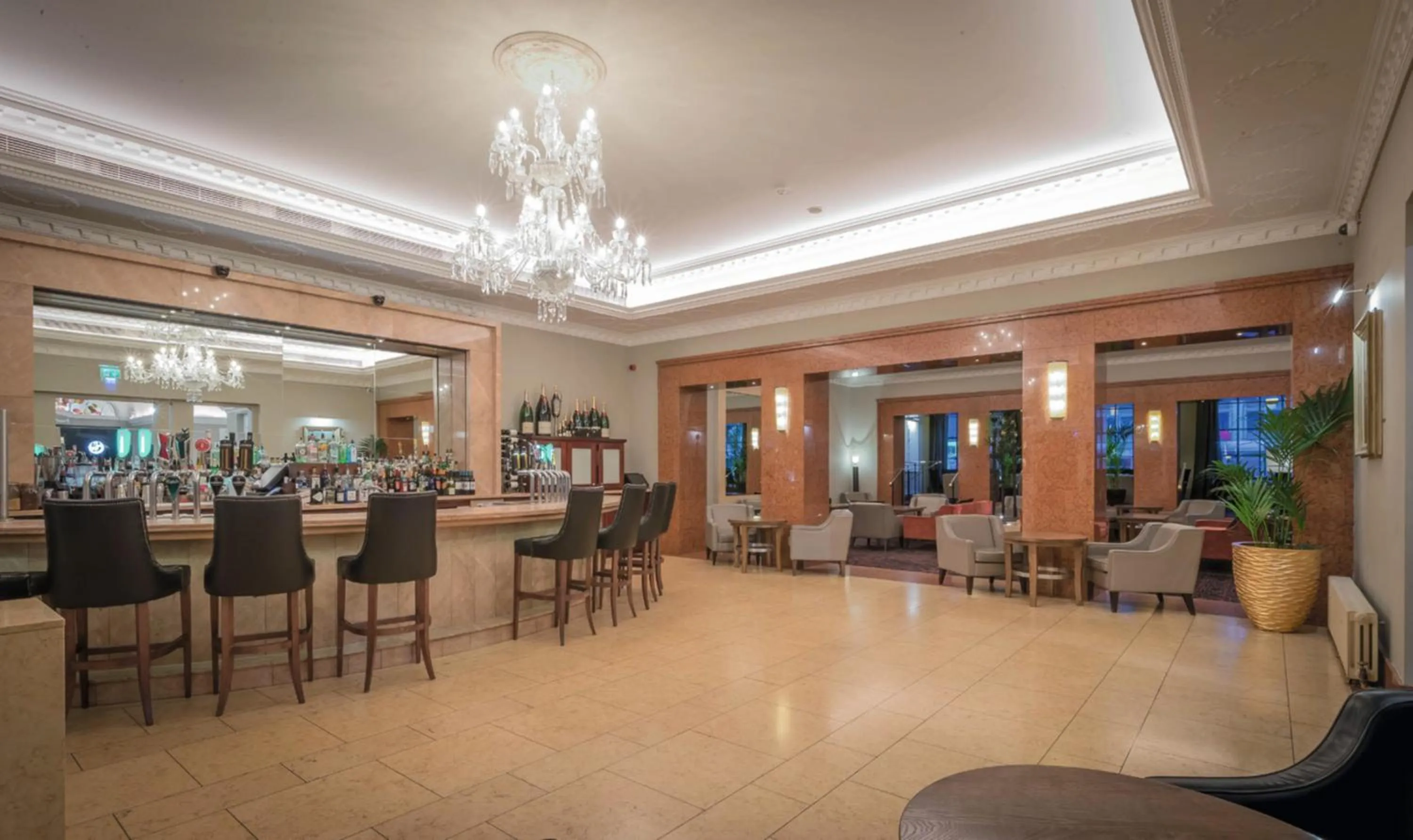 Lounge or bar in Riu Plaza The Gresham Dublin