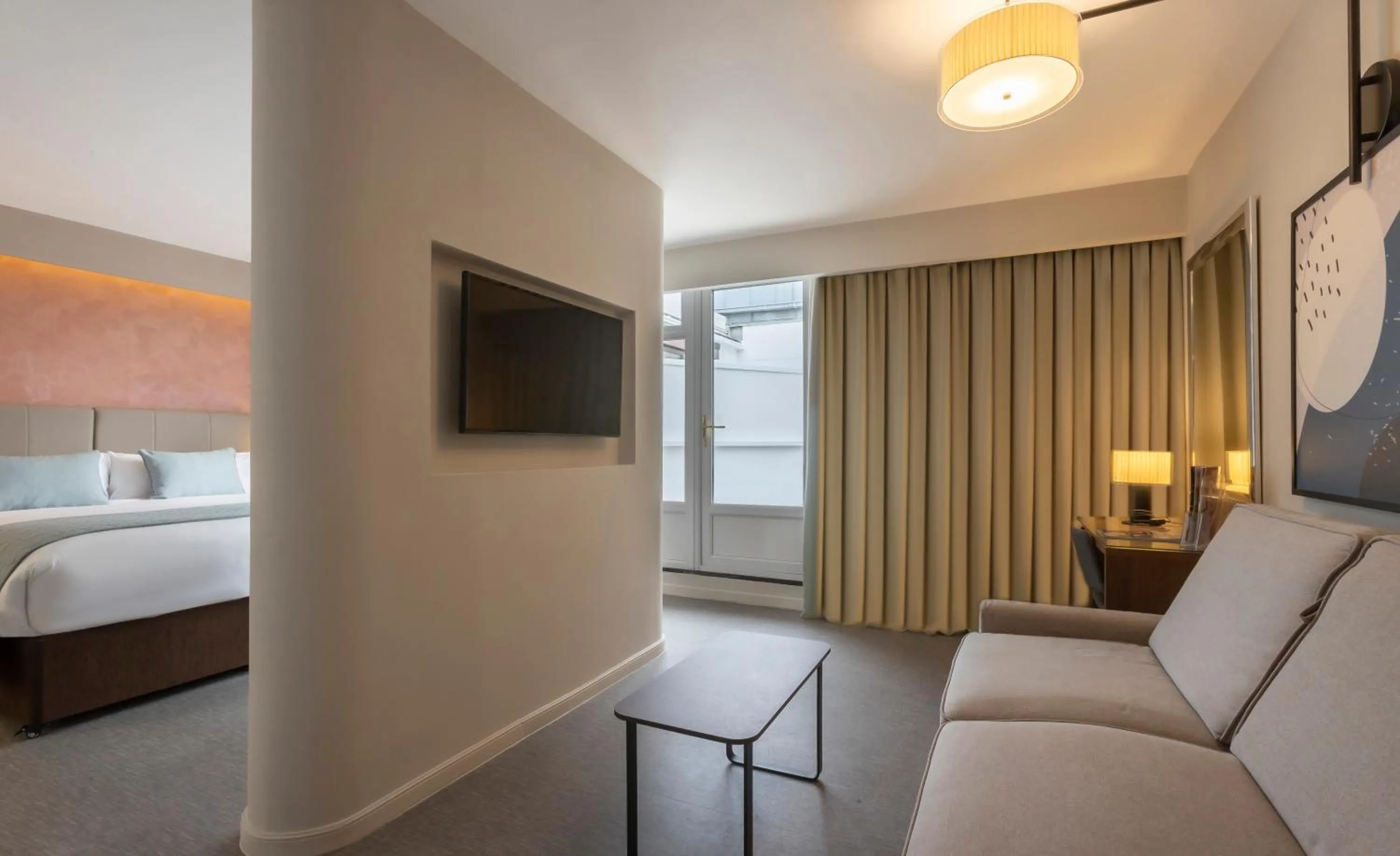 Bedroom, Bed in Riu Plaza The Gresham Dublin