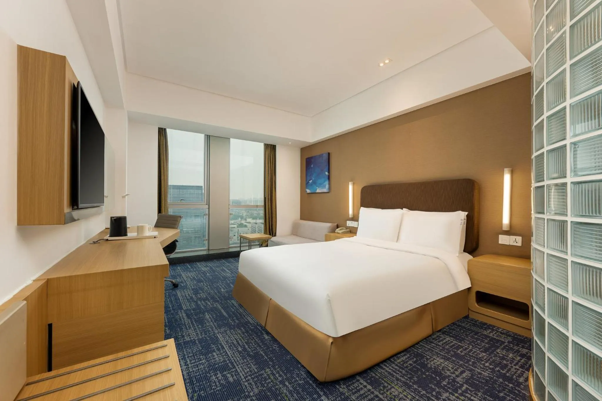 Photo of the whole room, Bed in Holiday Inn Express Shanghai Jinsha by IHG
