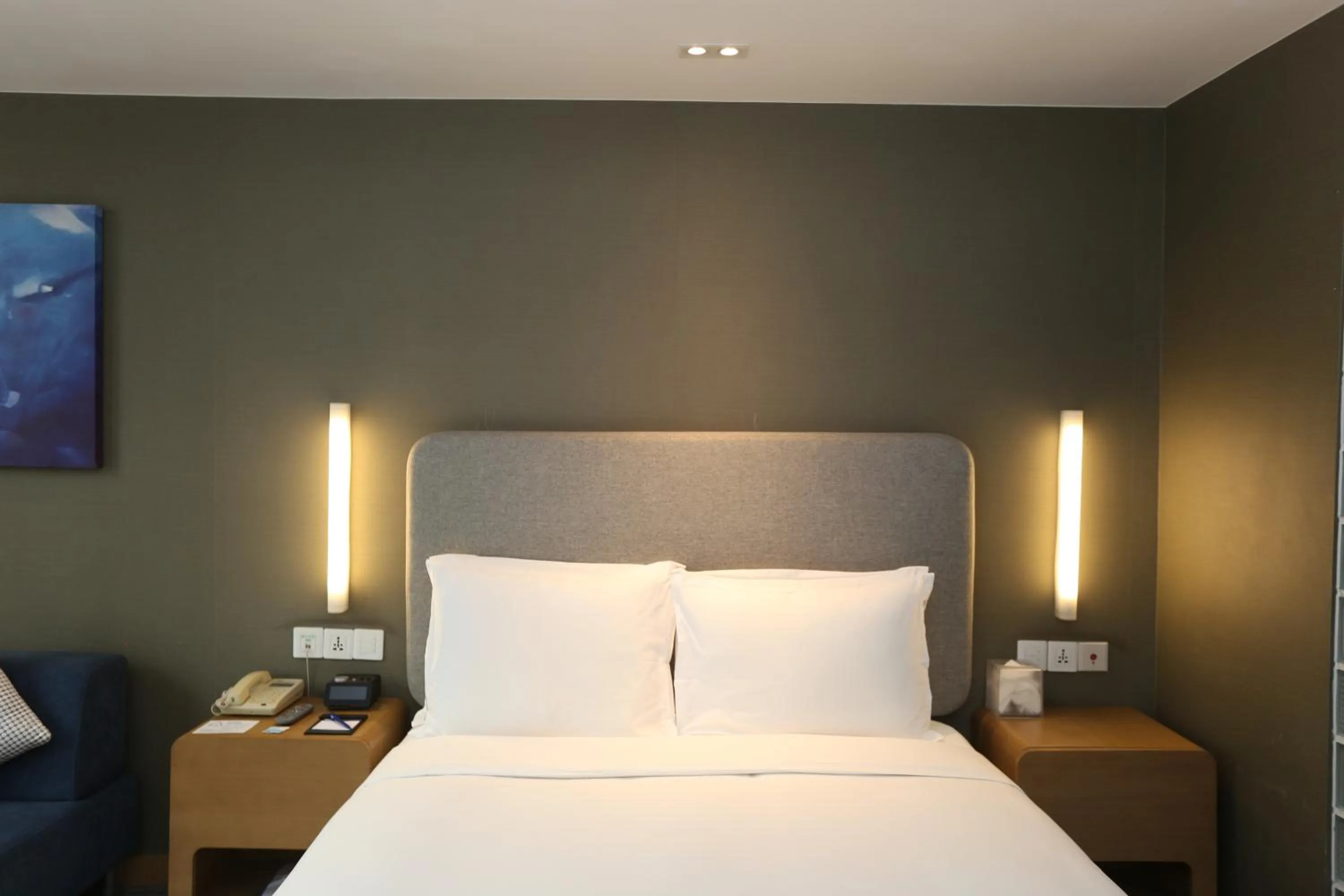 Photo of the whole room, Bed in Holiday Inn Express Shanghai Jinsha by IHG
