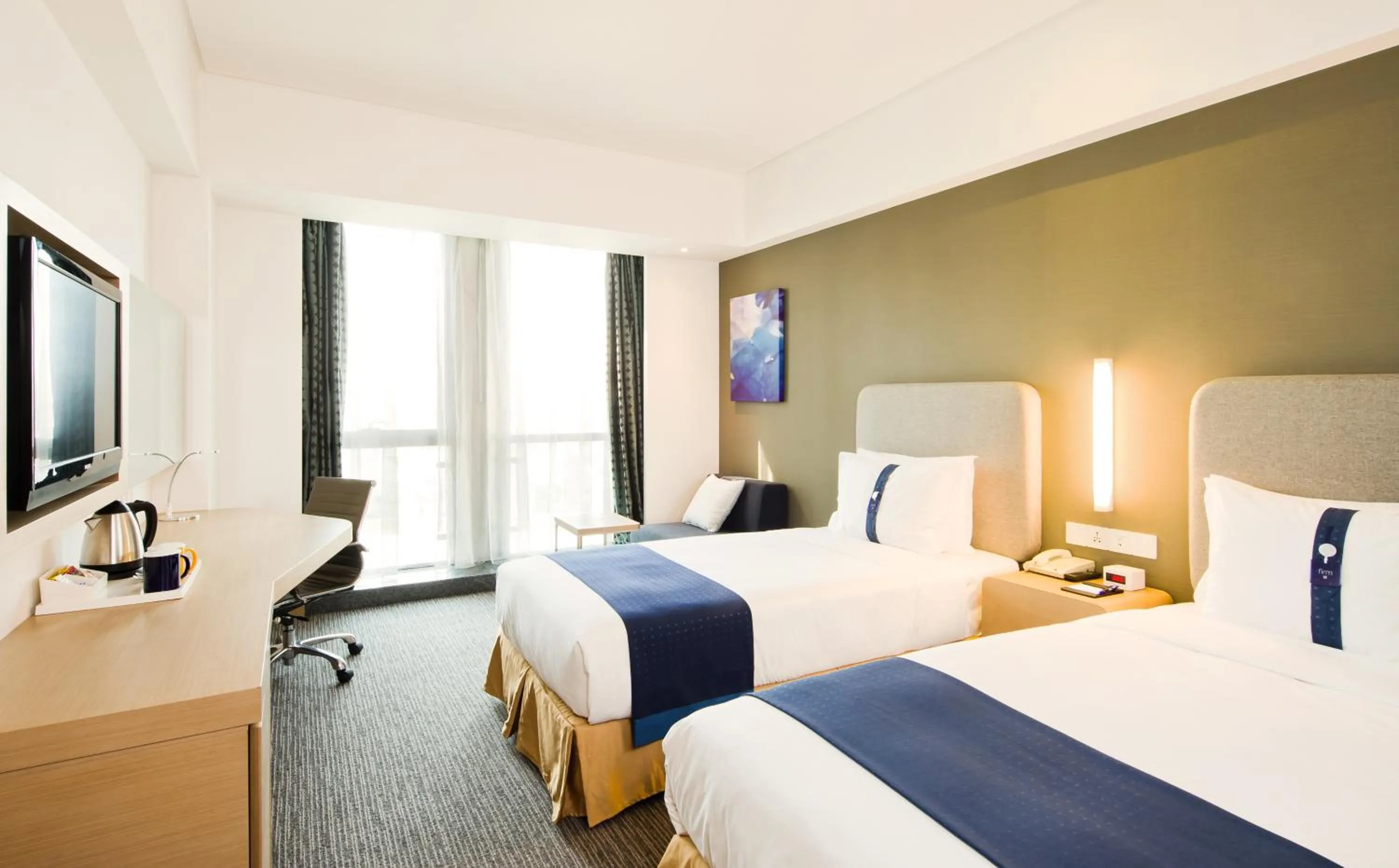 Photo of the whole room, Bed in Holiday Inn Express Shanghai Jinsha by IHG