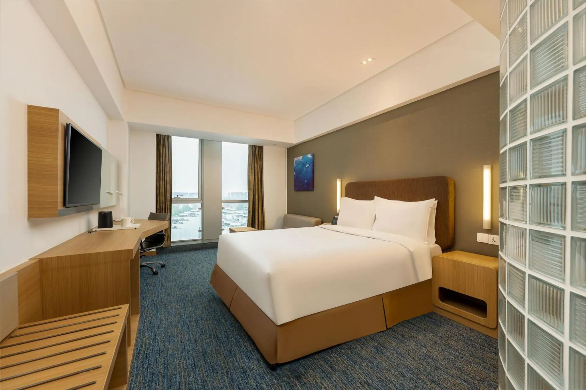 Photo of the whole room, Bed in Holiday Inn Express Shanghai Jinsha by IHG