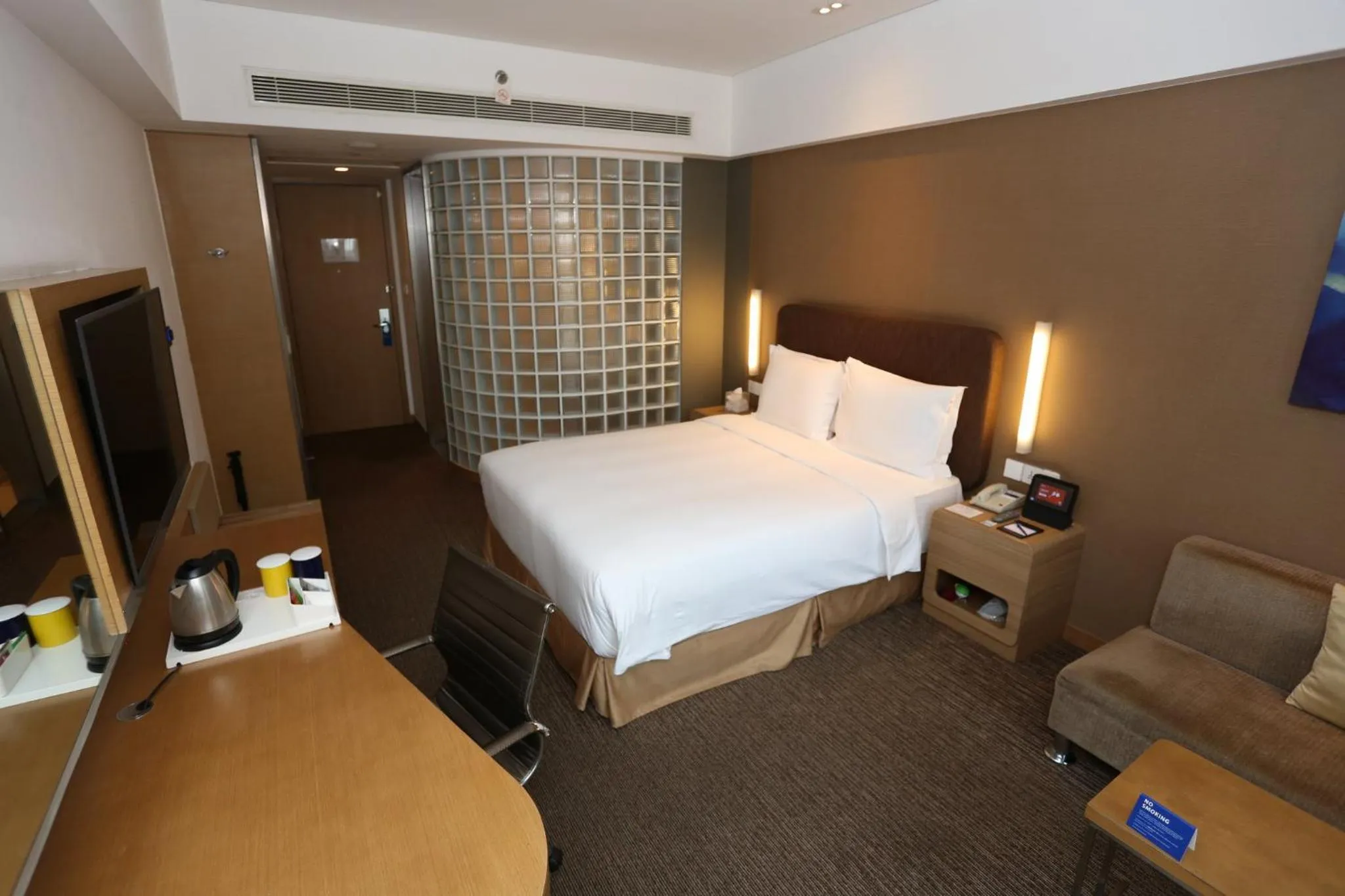 Photo of the whole room, Bed in Holiday Inn Express Shanghai Jinsha by IHG