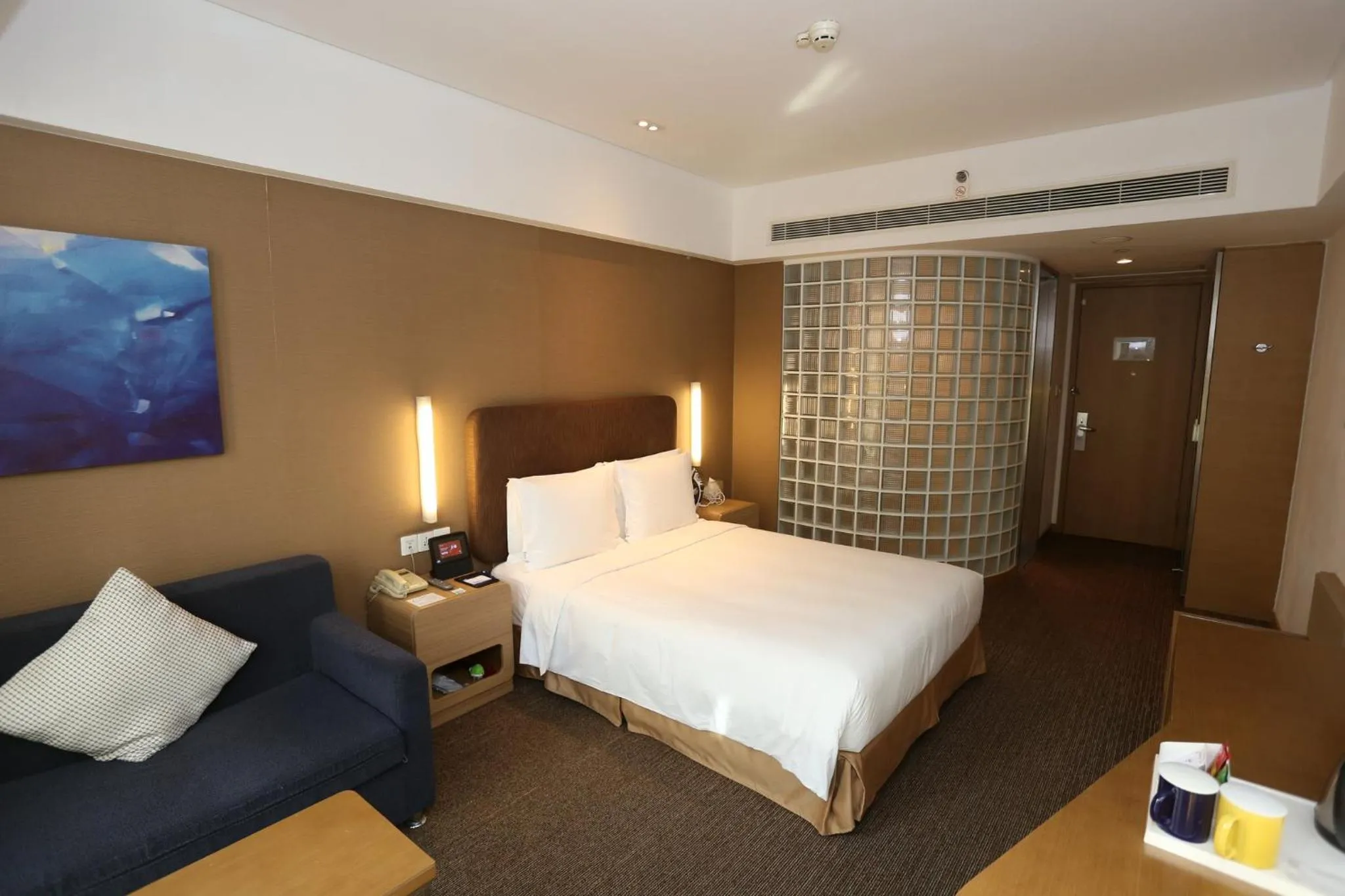 Photo of the whole room, Bed in Holiday Inn Express Shanghai Jinsha by IHG
