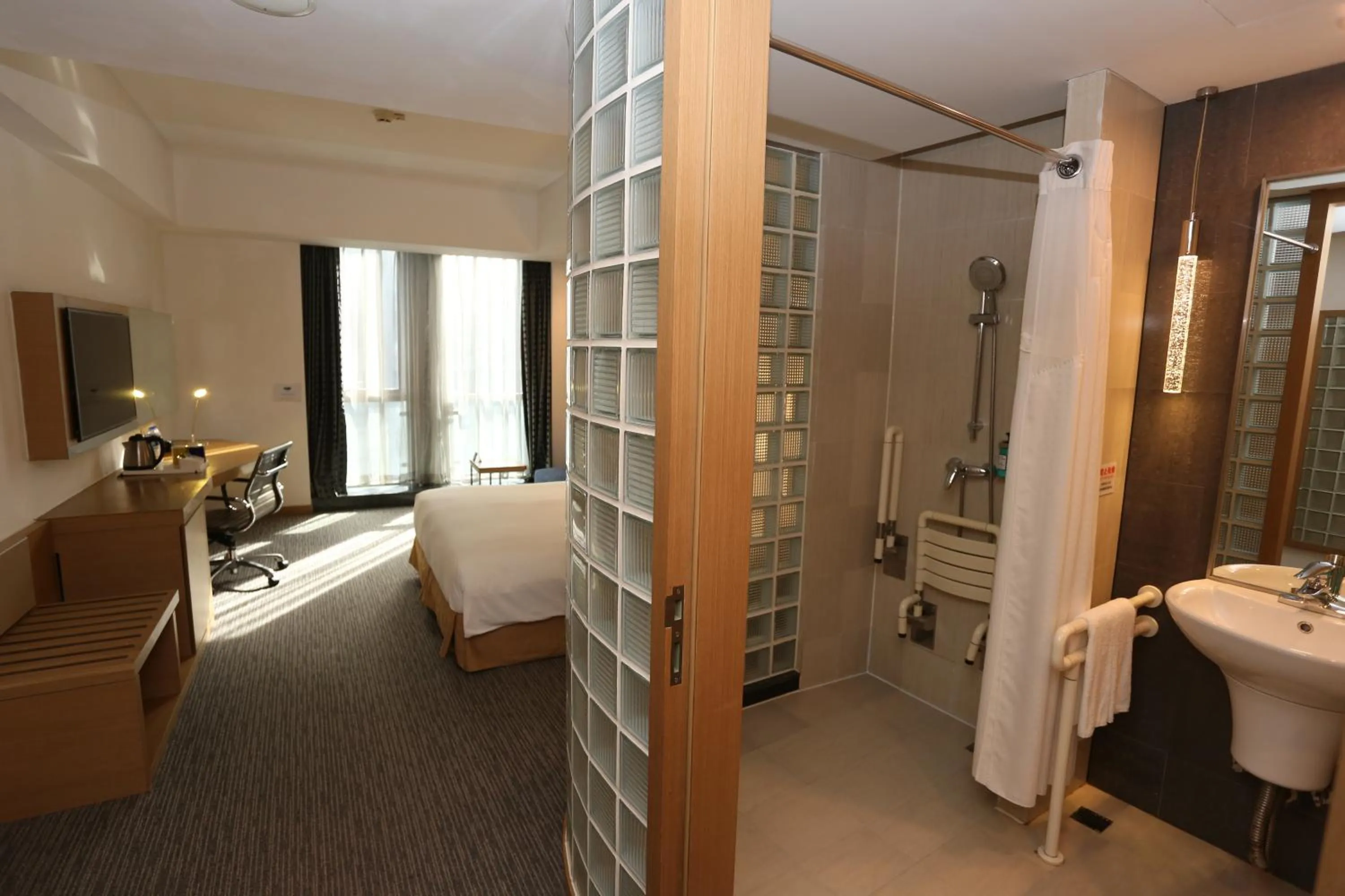 Photo of the whole room, Bed in Holiday Inn Express Shanghai Jinsha by IHG