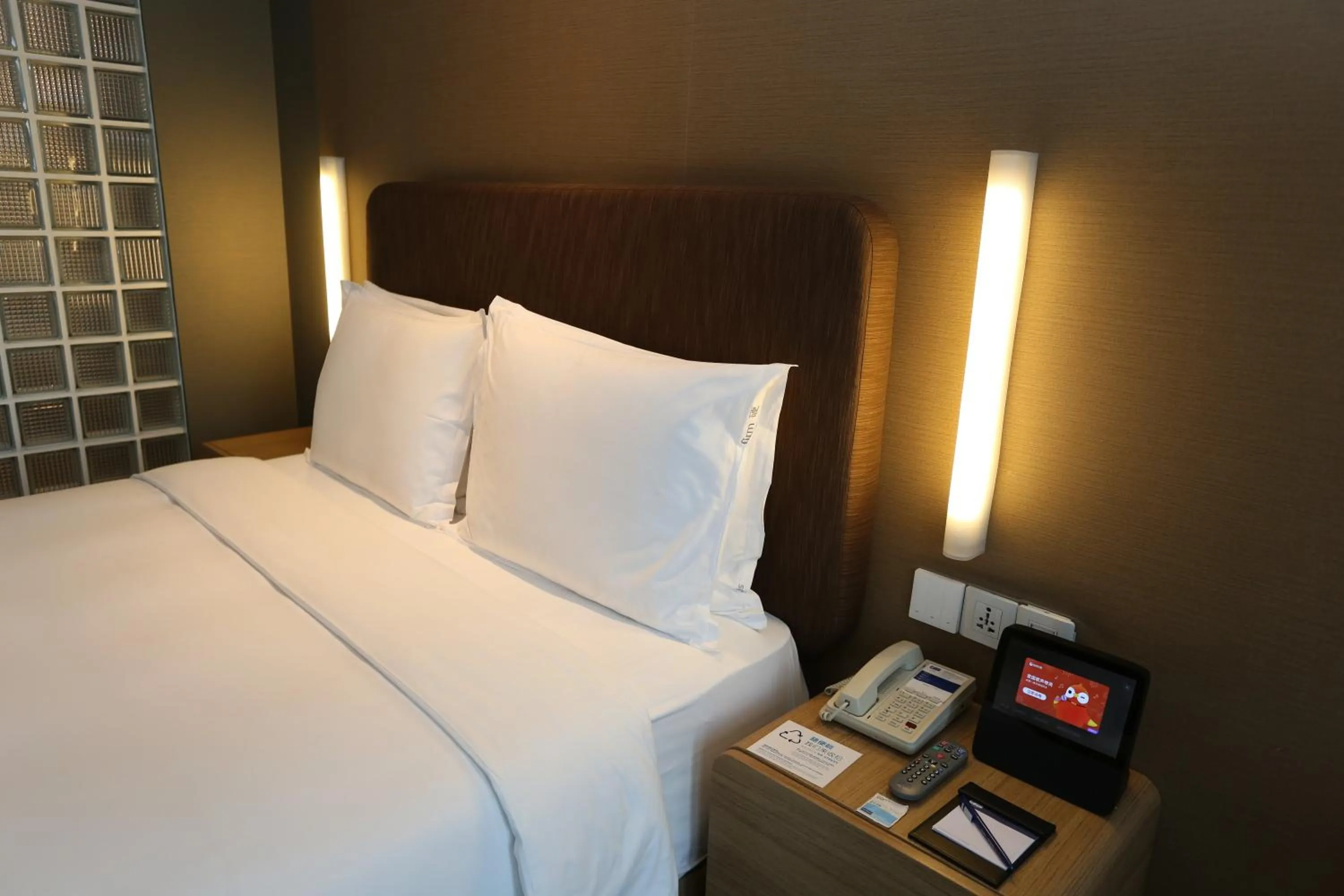 Photo of the whole room, Bed in Holiday Inn Express Shanghai Jinsha by IHG