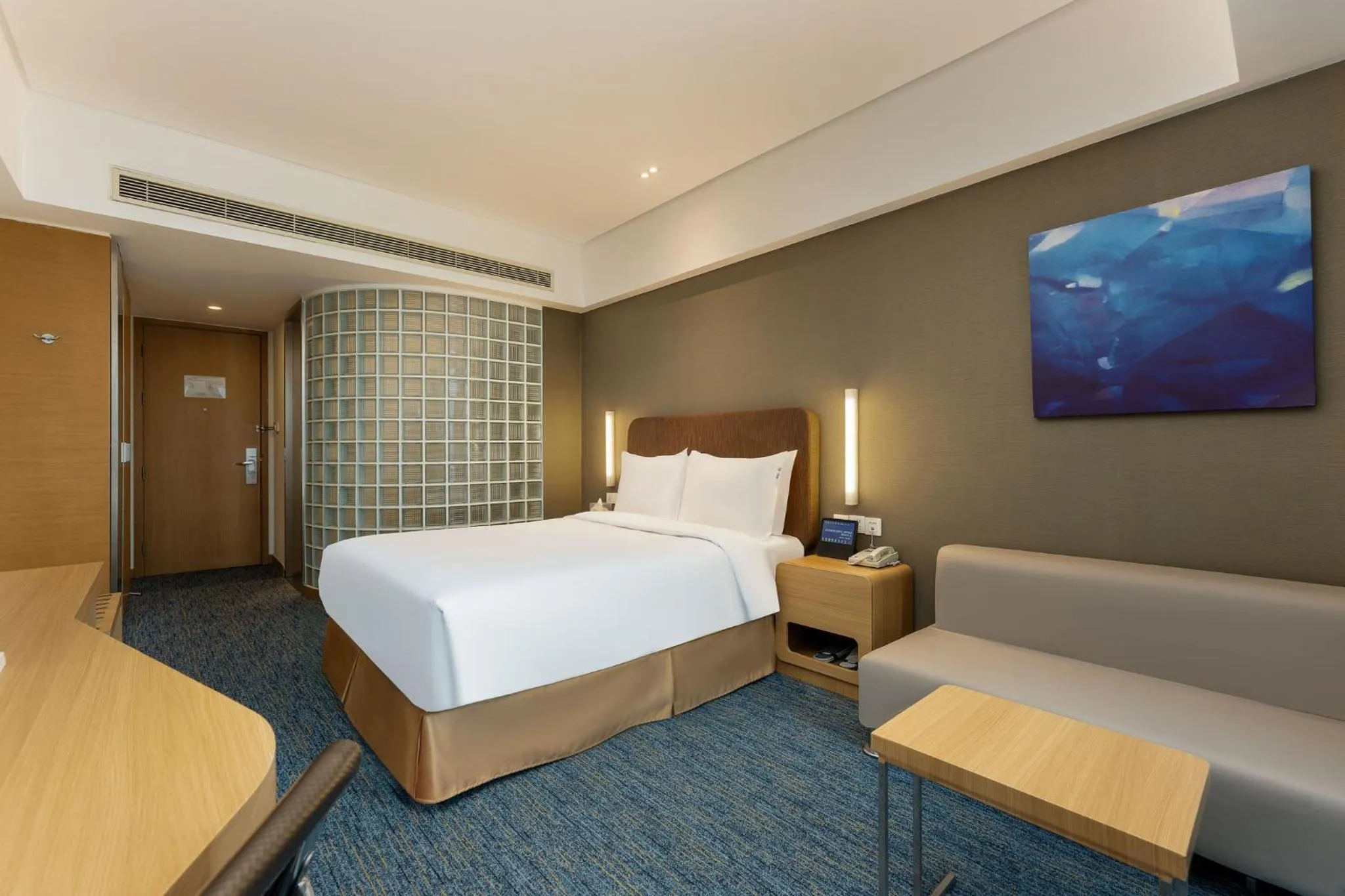 Photo of the whole room, Bed in Holiday Inn Express Shanghai Jinsha by IHG