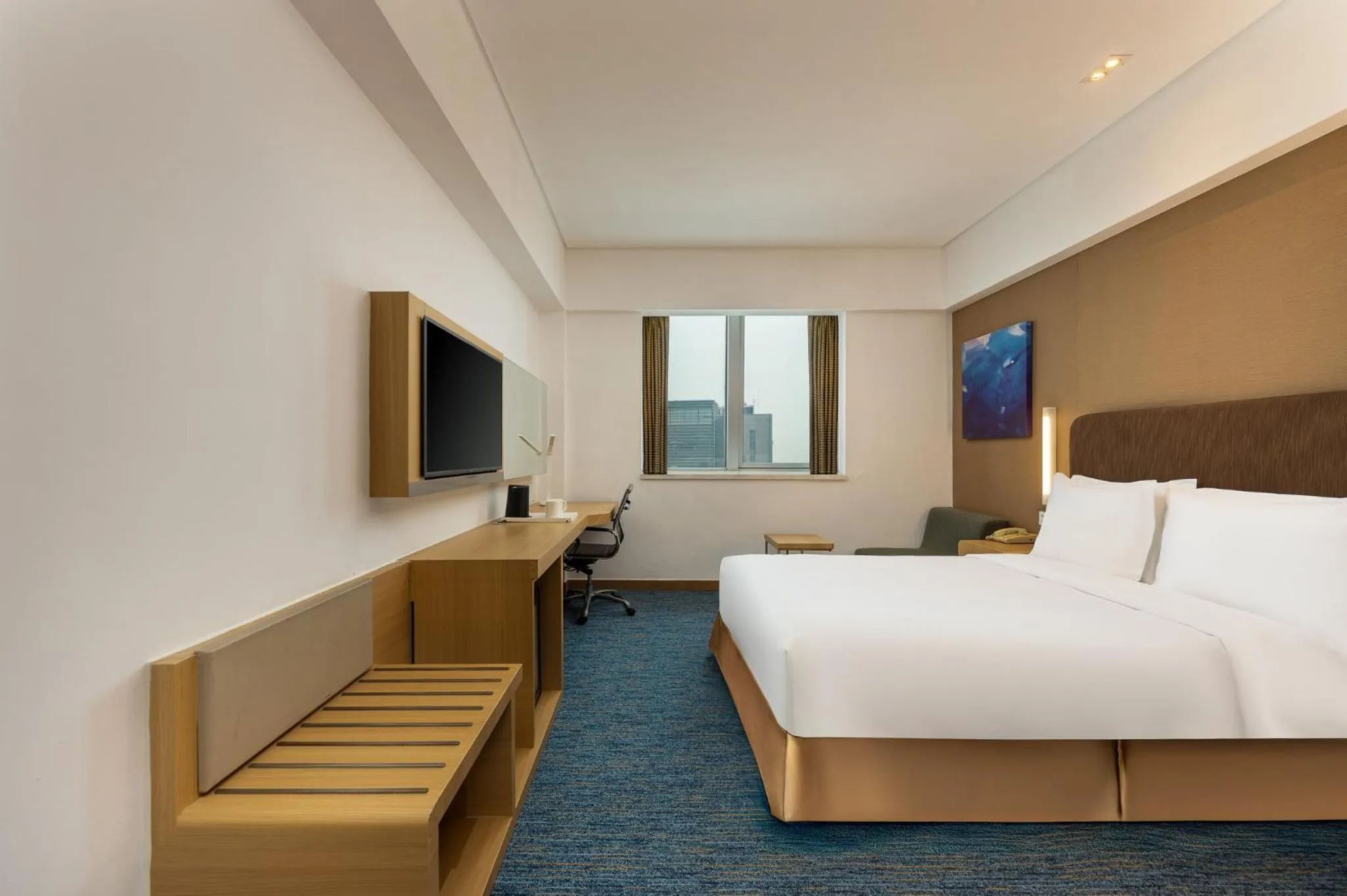 Photo of the whole room, Bed in Holiday Inn Express Shanghai Jinsha by IHG