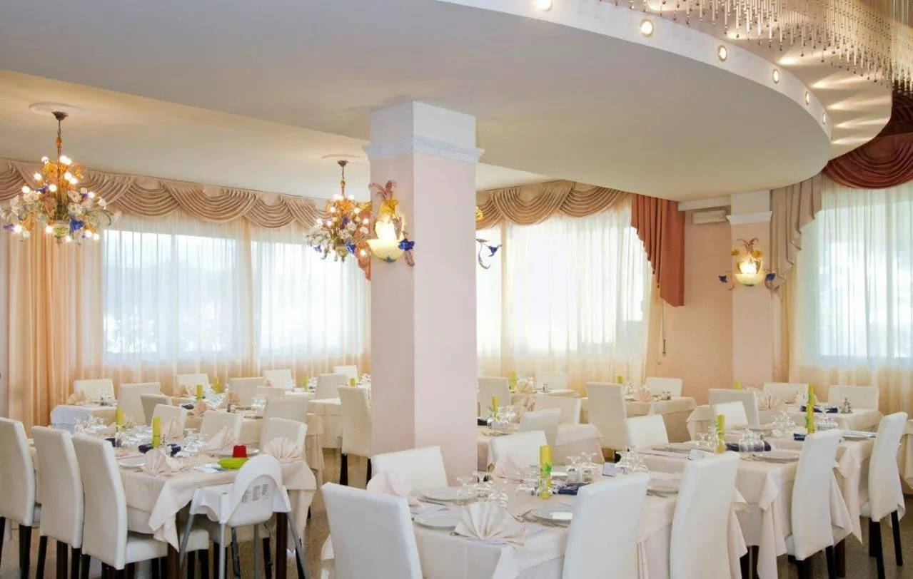 Restaurant/places to eat in Hotel La Maestra