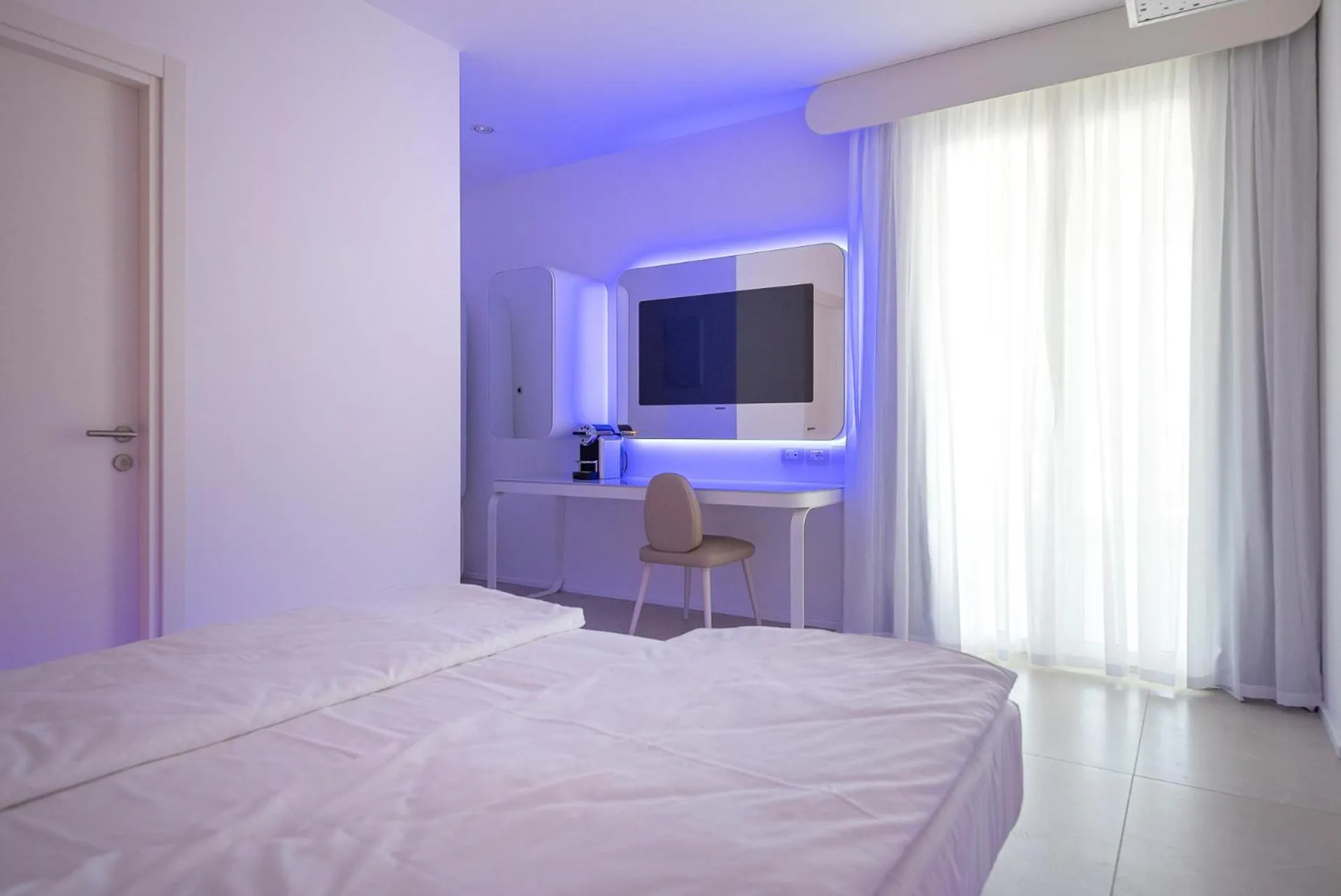 TV and multimedia, Bed in Unico Hotel Caorle