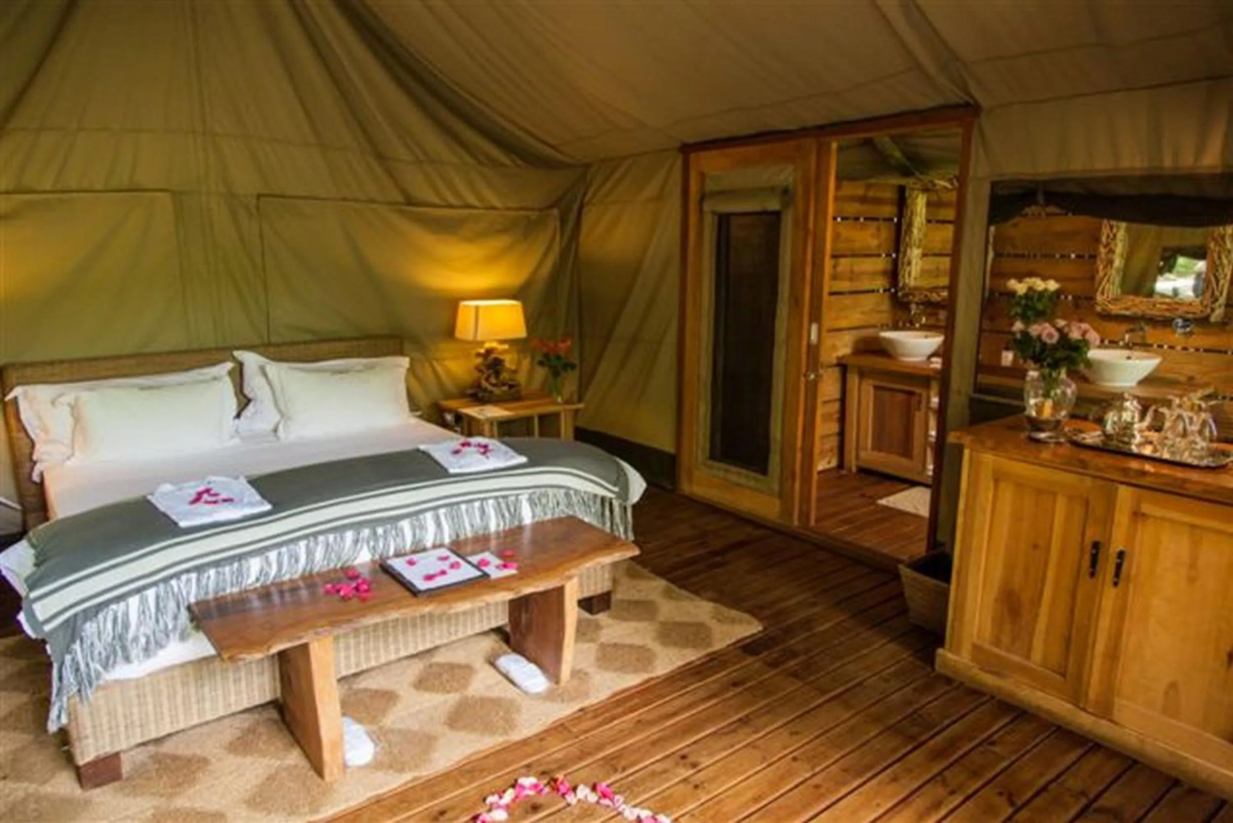 Bathroom, Bed in Summerfields Rose Retreat and Spa