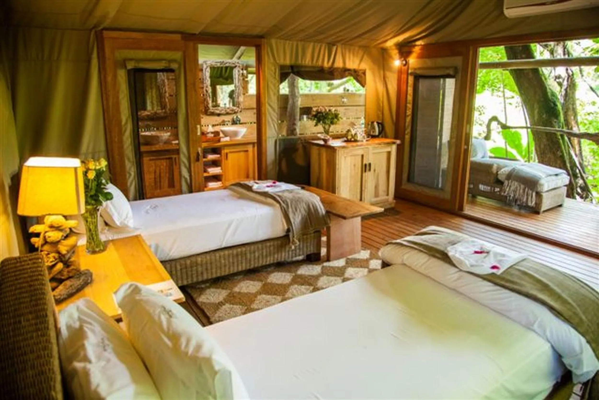 Bathroom, Bed in Summerfields Rose Retreat and Spa