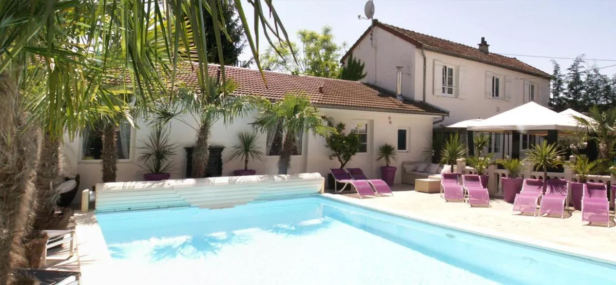 Pool view in Manoir François 1er