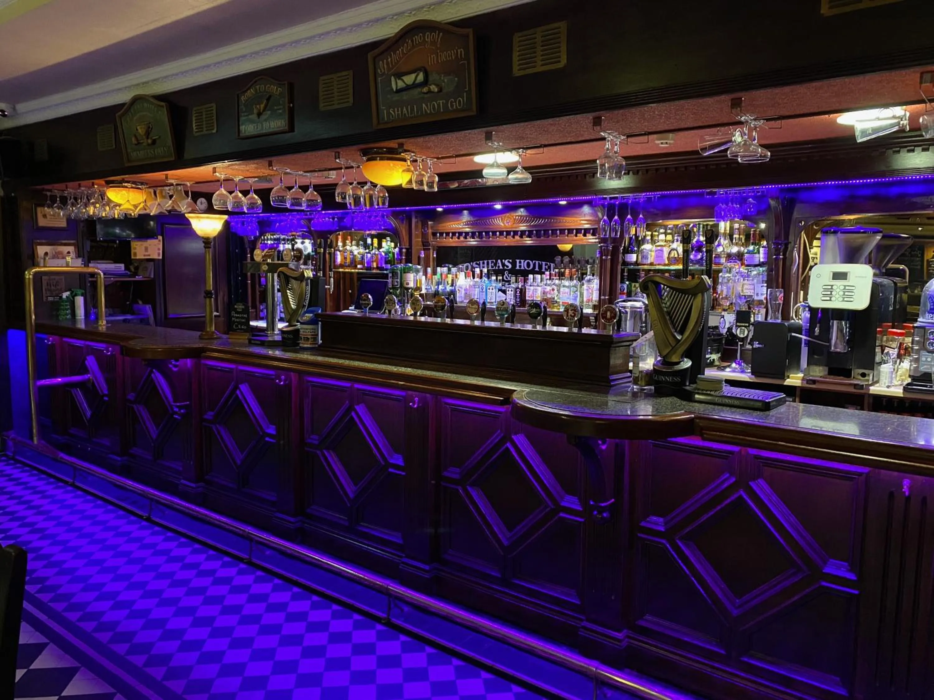 Lounge or bar in O'Shea's Hotel