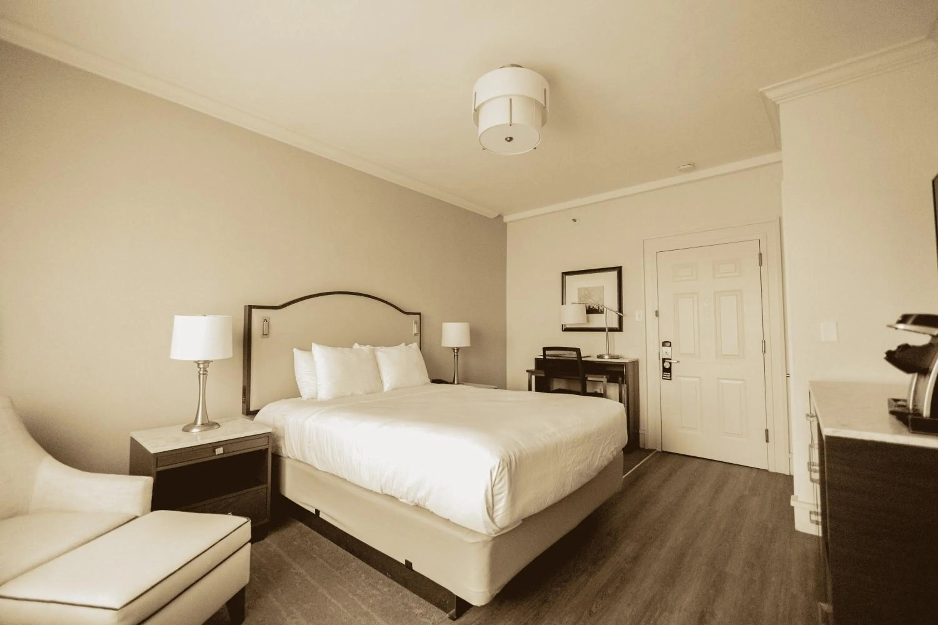 Bedroom, Bed in The Albion Summit