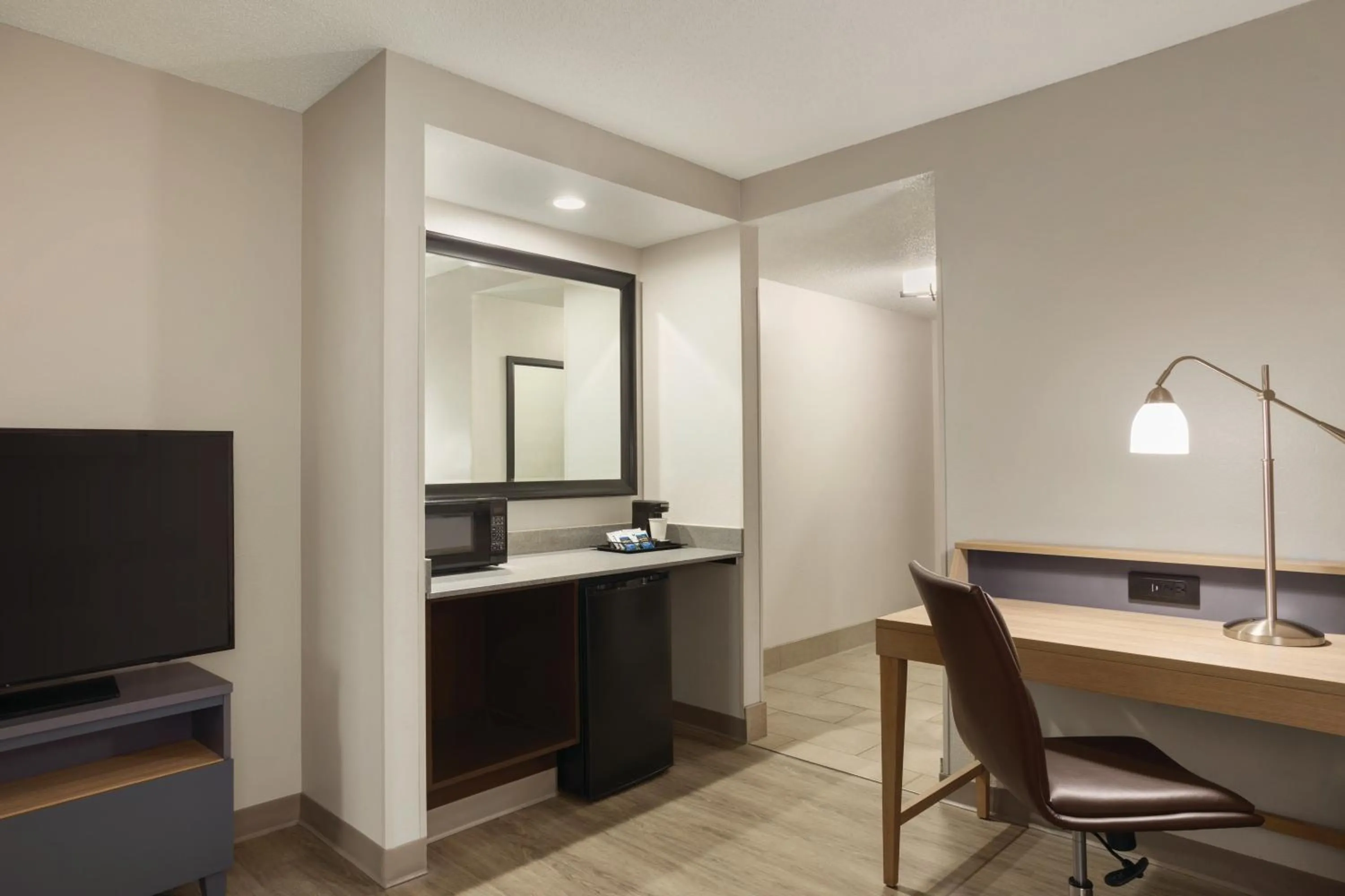 Seating area in Country Inn & Suites by Radisson, Chattanooga-Lookout Mountain