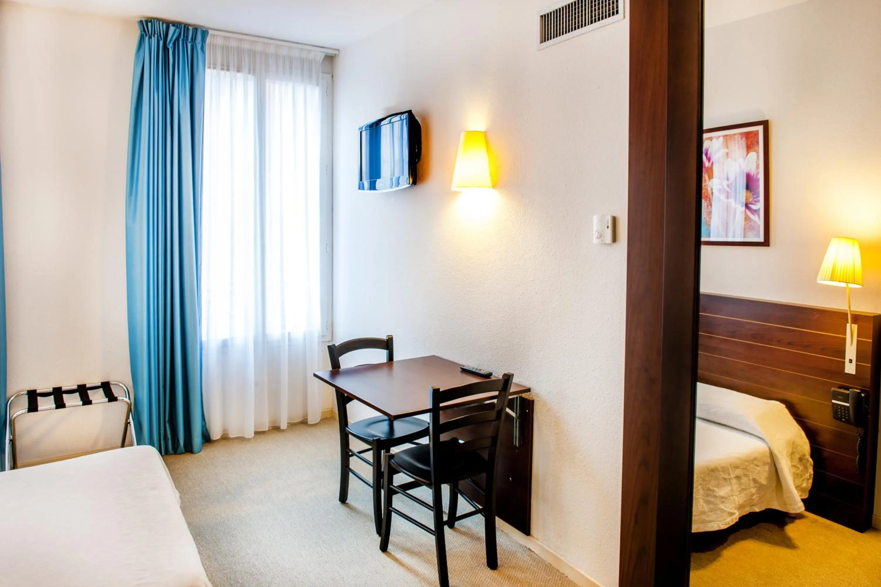 Living room, Bed in Appart'hôtel Saint Jean