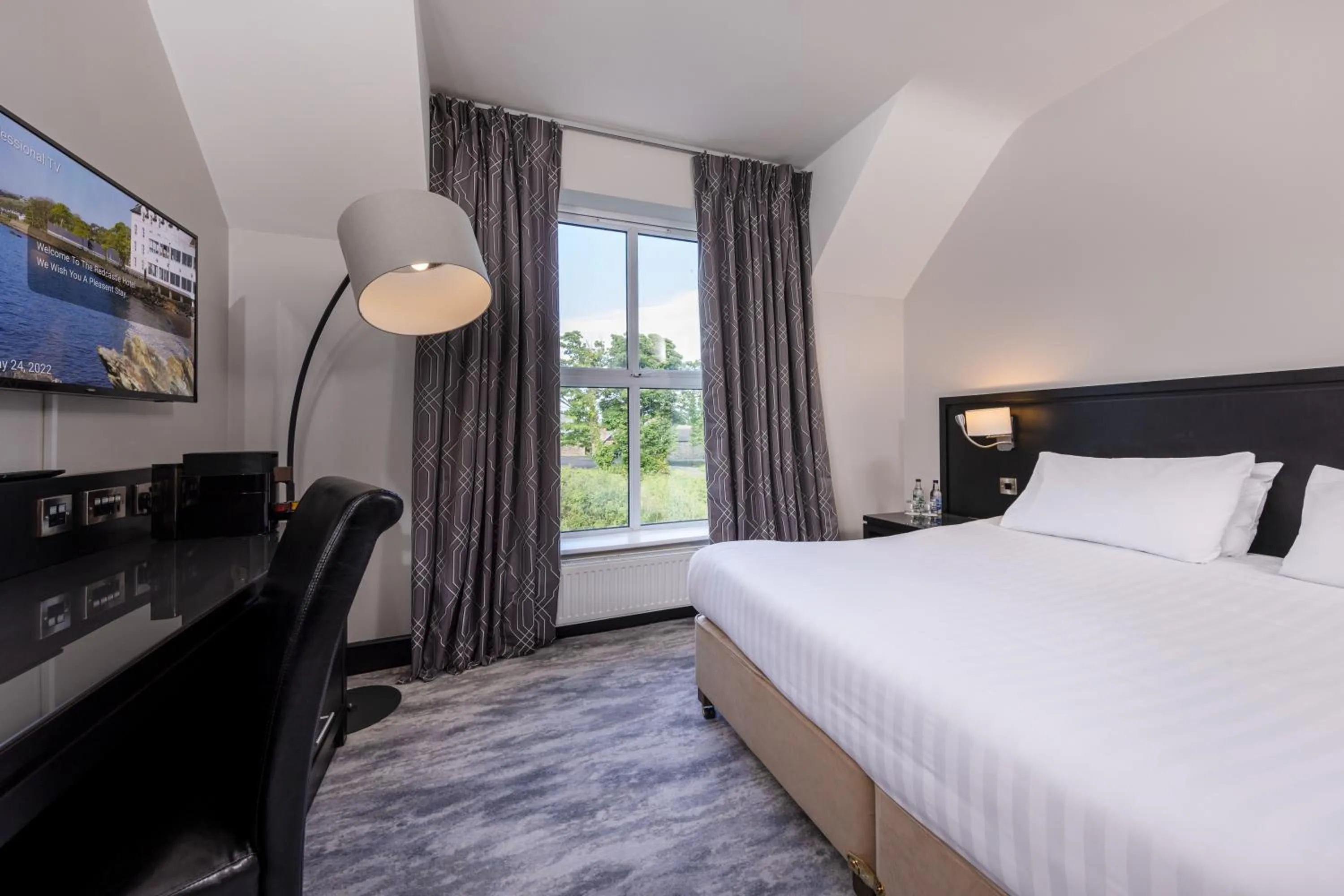 Bedroom, Bed in Redcastle Hotel