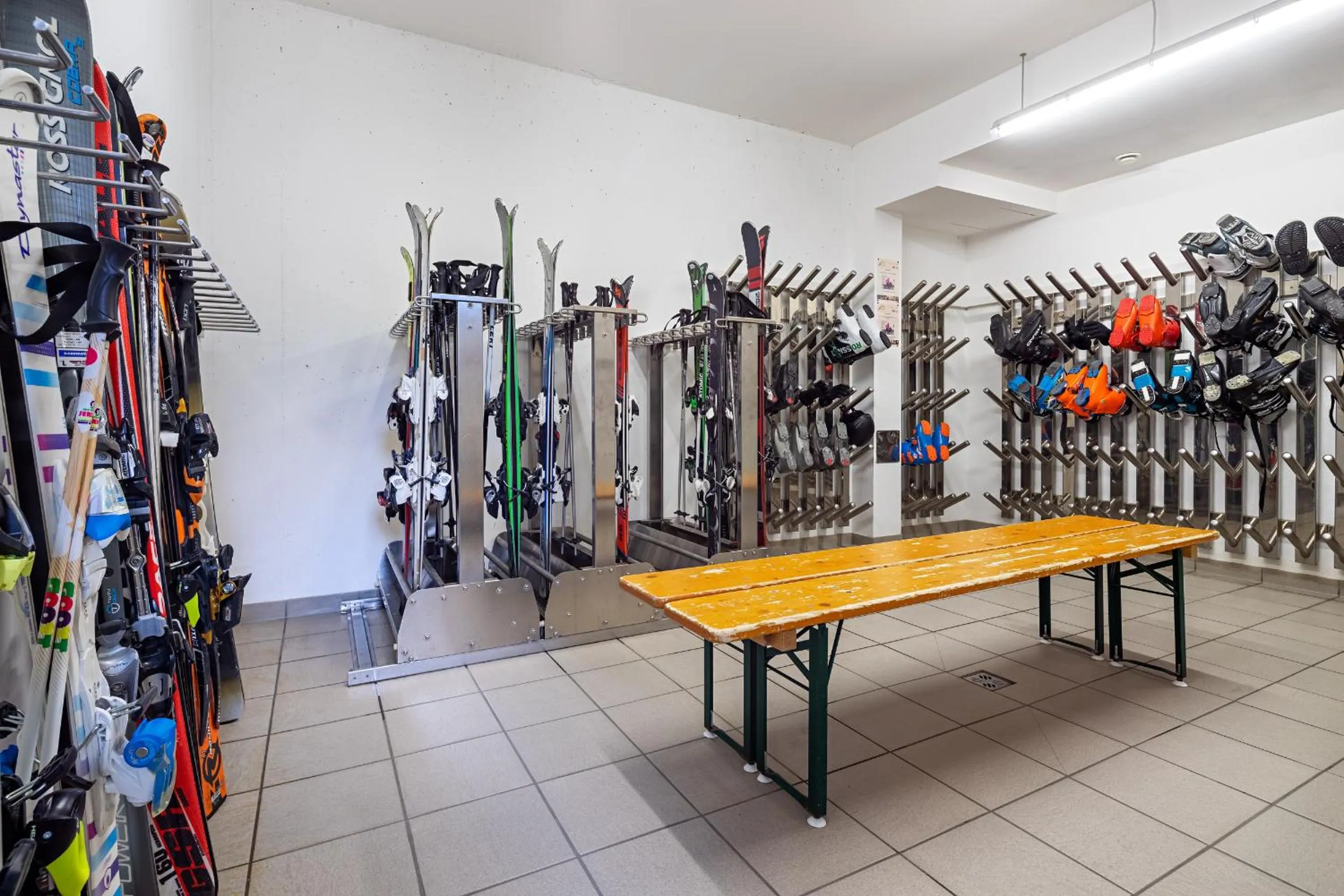 Skiing in Apart-Hotel Aurora Fiss