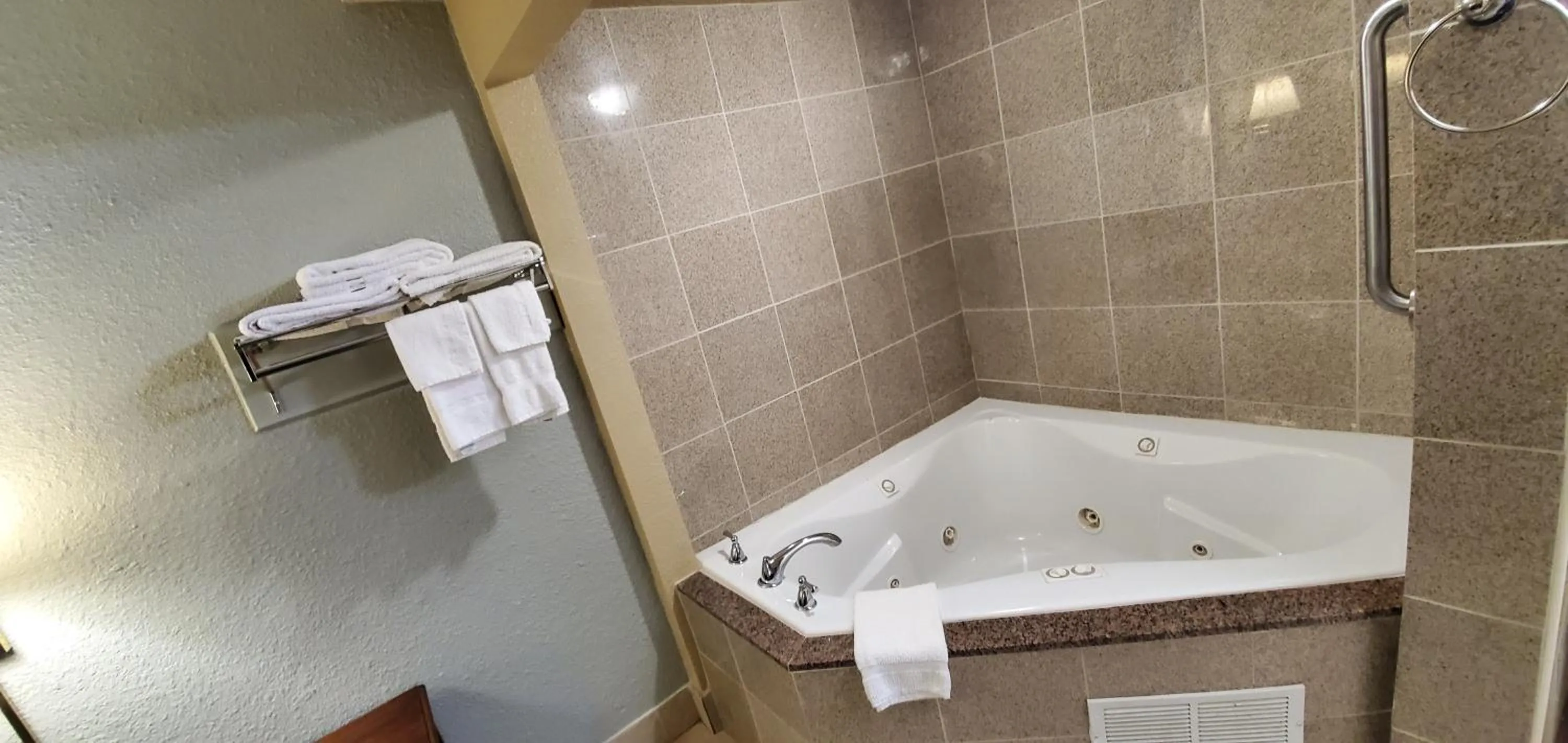 Bath in FairBridge Inn & Suites
