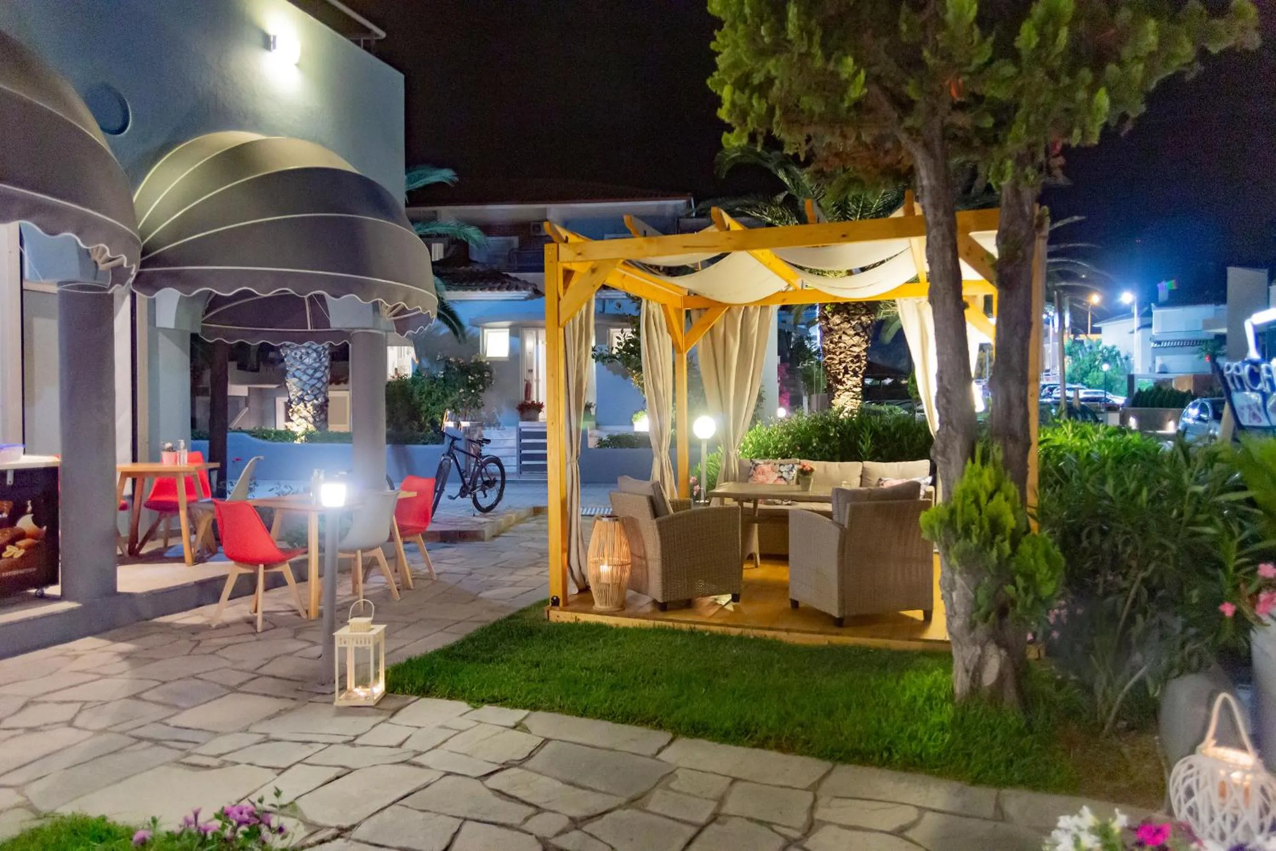 Restaurant/places to eat in Kapsohora Inn
