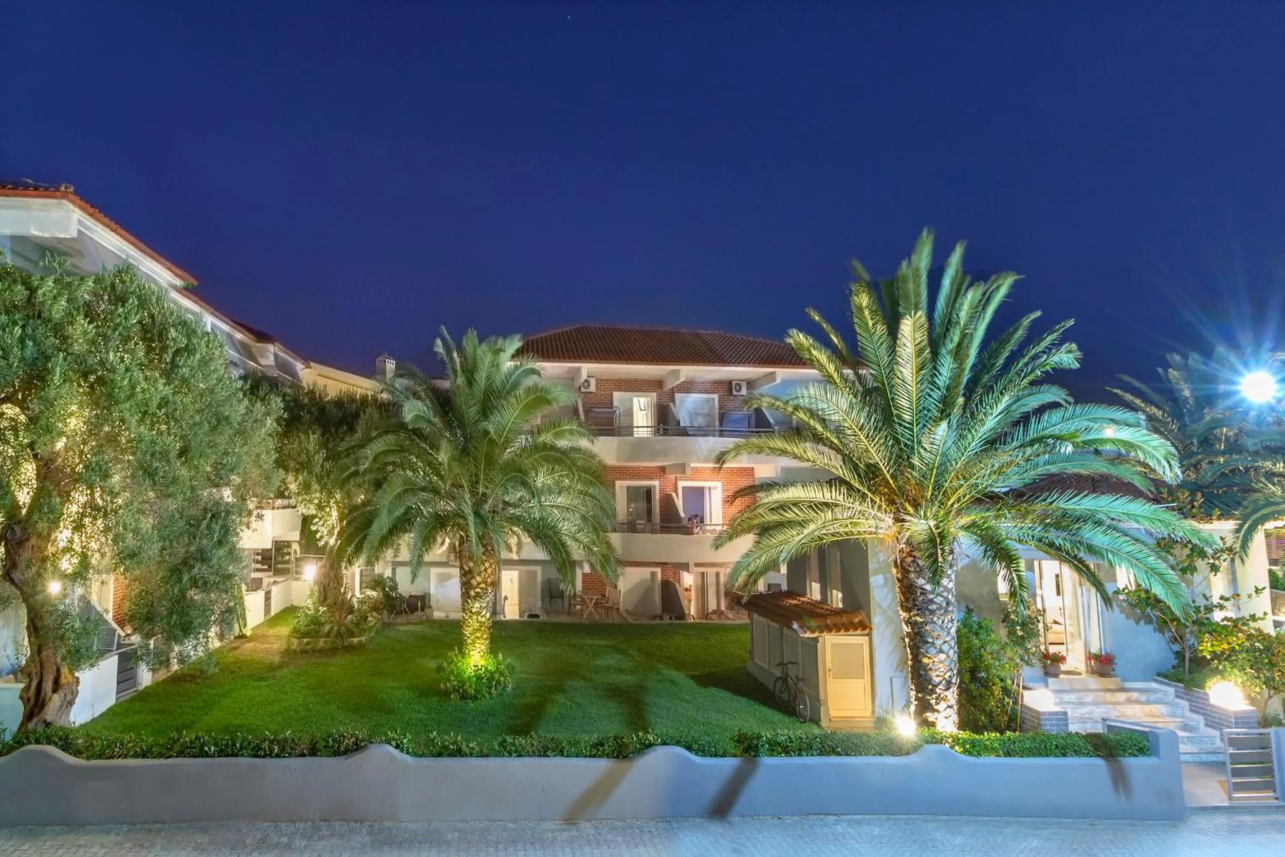 Property building in Kapsohora Inn