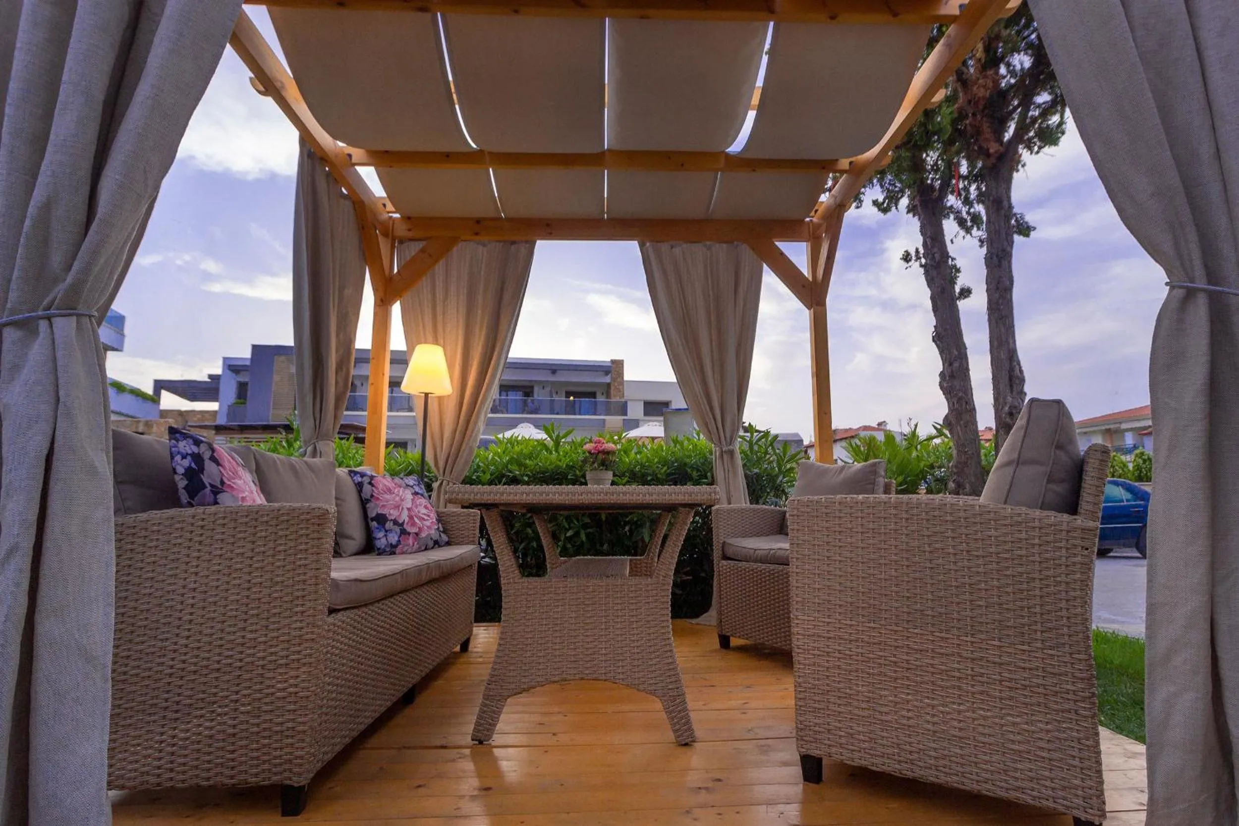 Restaurant/places to eat in Kapsohora Inn