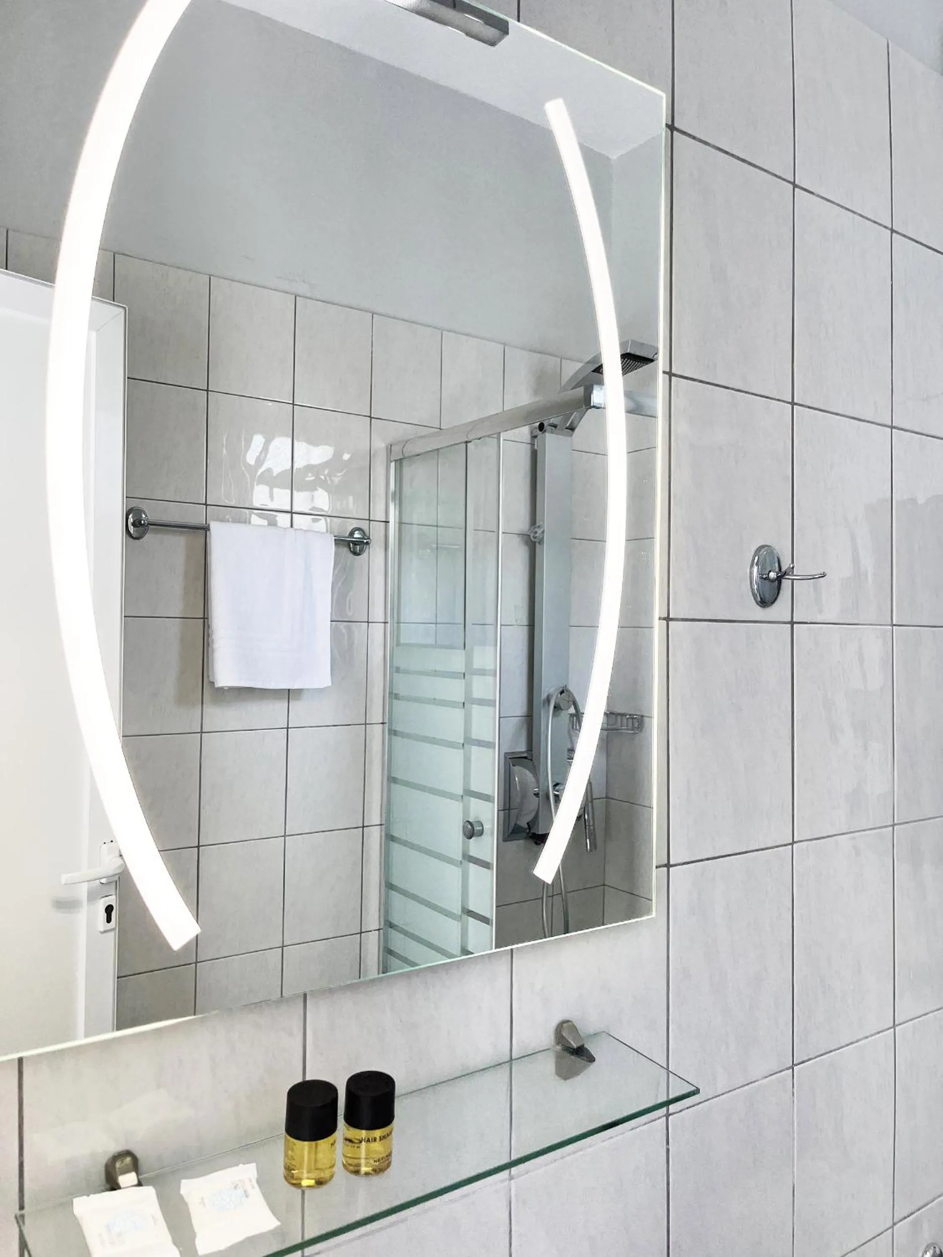 Shower in Kapsohora Inn