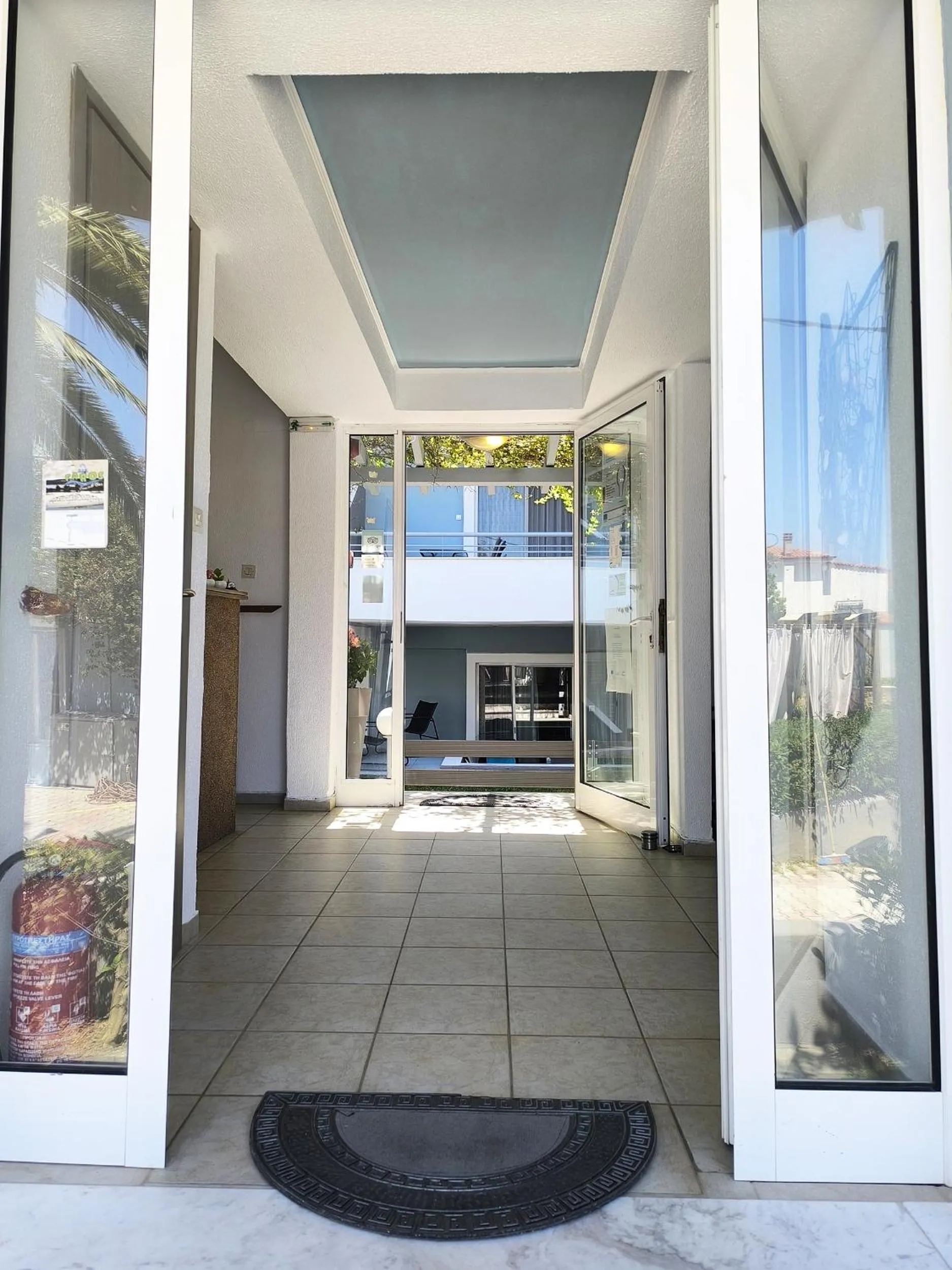 Facade/entrance in Kapsohora Inn