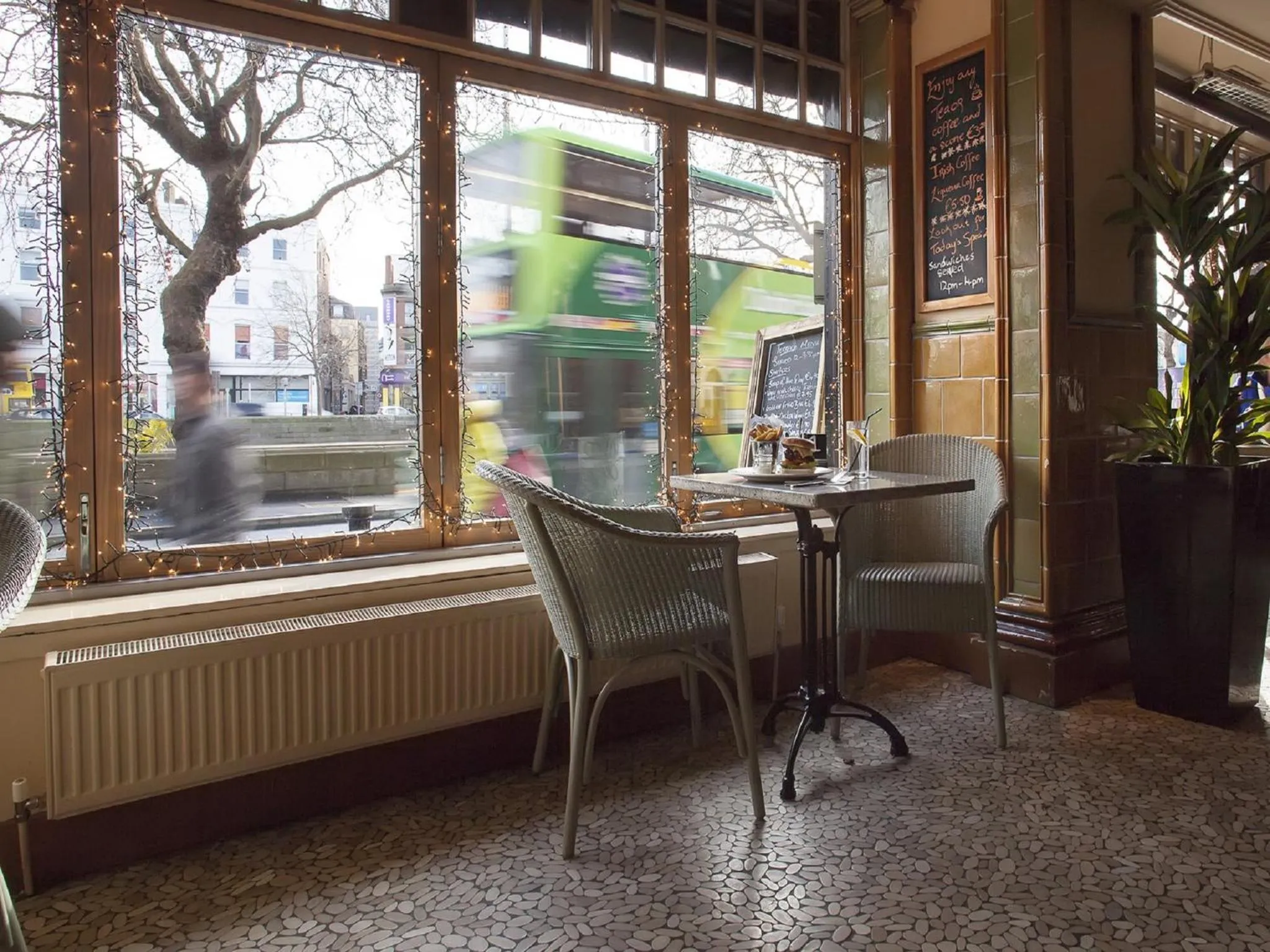 Lounge or bar in Arlington Hotel O'Connell Bridge