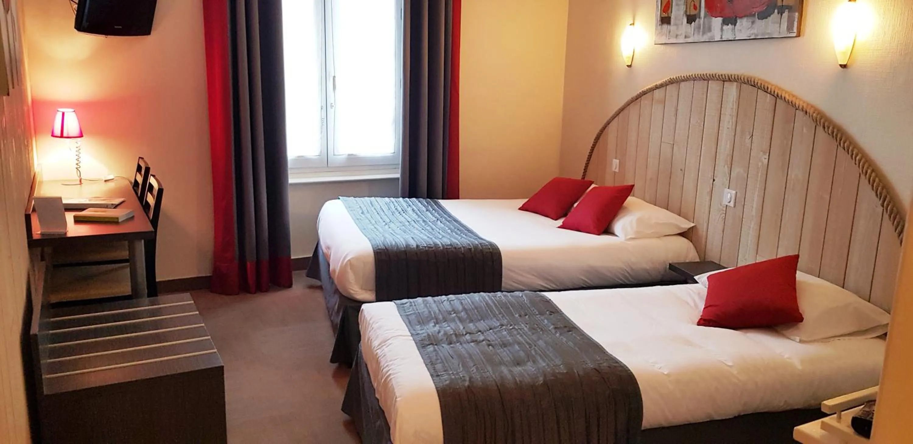 Bed in Logis Le Relais Saint Jacques