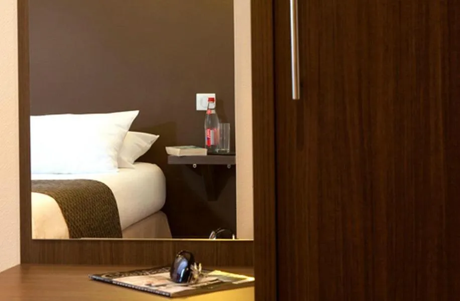 Photo of the whole room, Bed in Logis Le Relais Saint Jacques