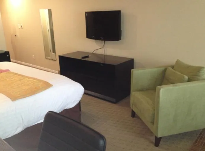 Bed, TV/Entertainment Center in Casulo Hotel