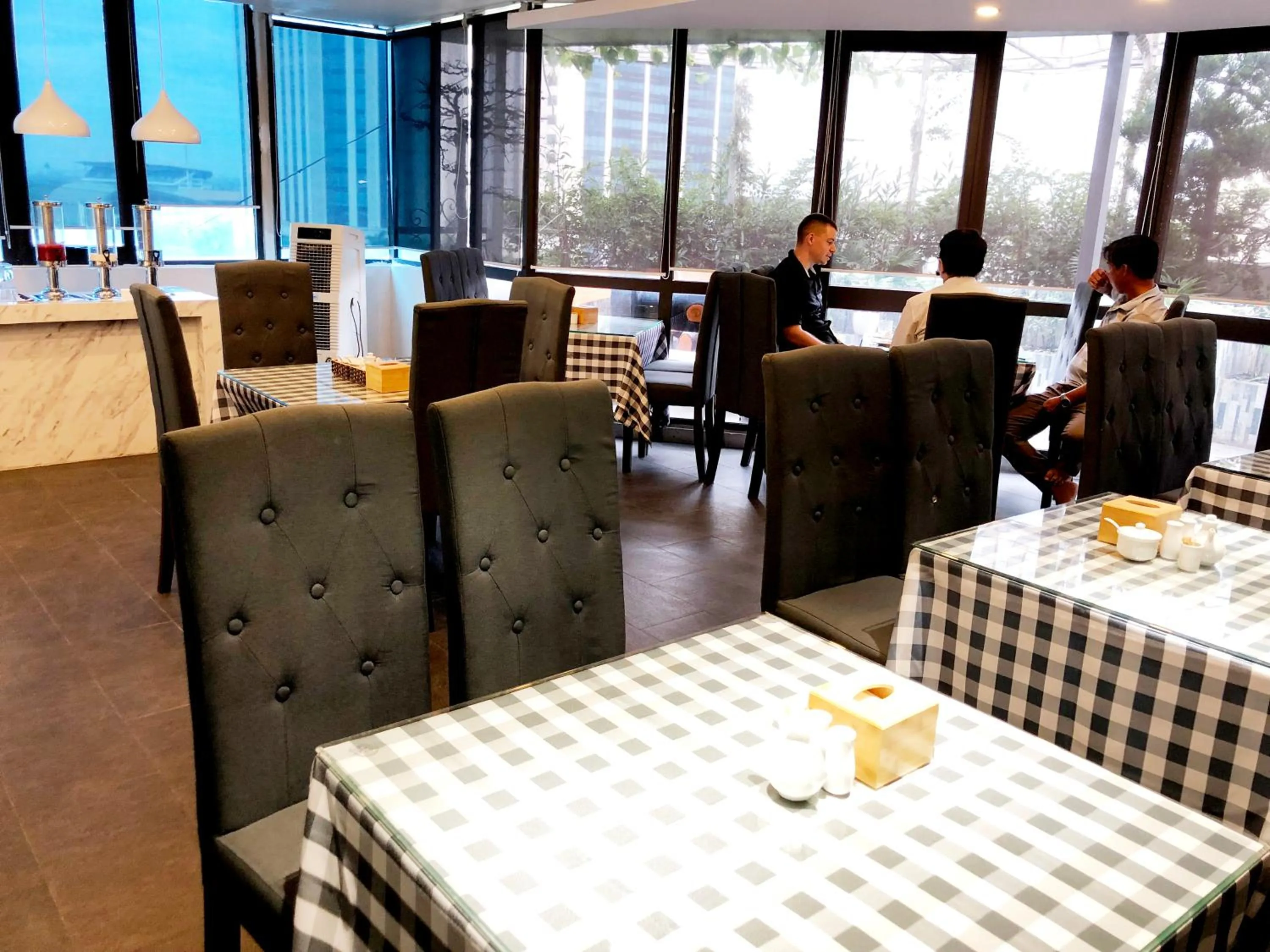 Restaurant/places to eat in DLmos Hanoi Hotel