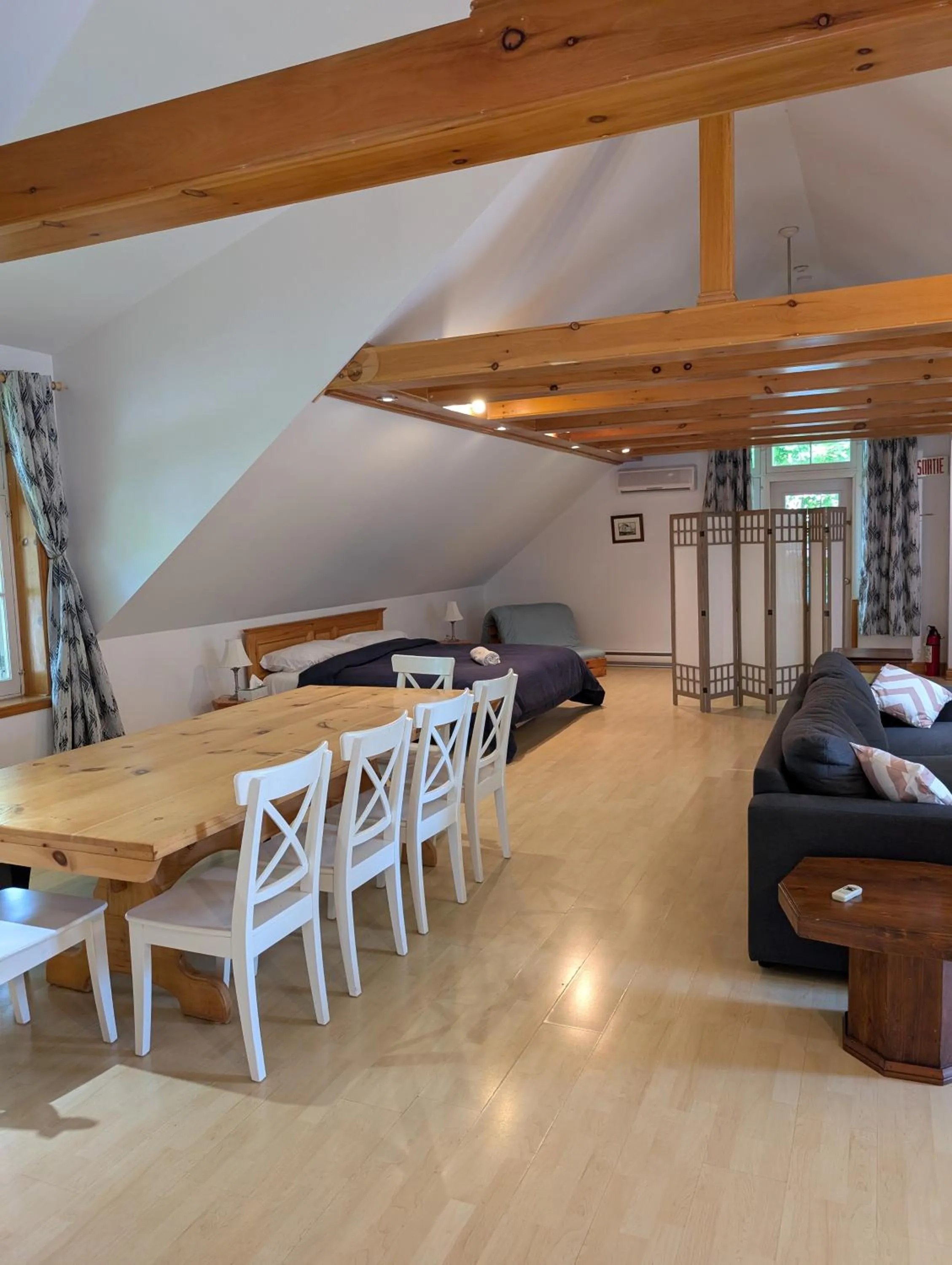 Seating area in Aux petits oiseaux