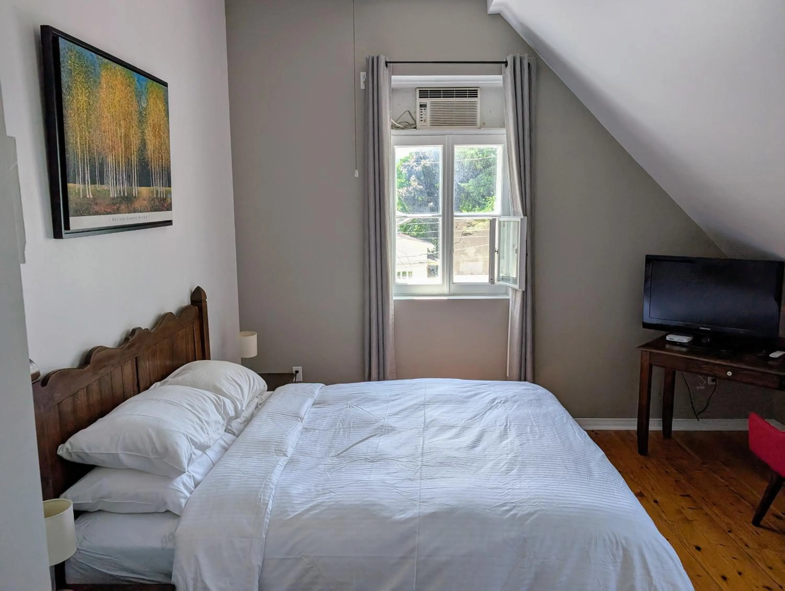 Bedroom, Bed in Aux petits oiseaux