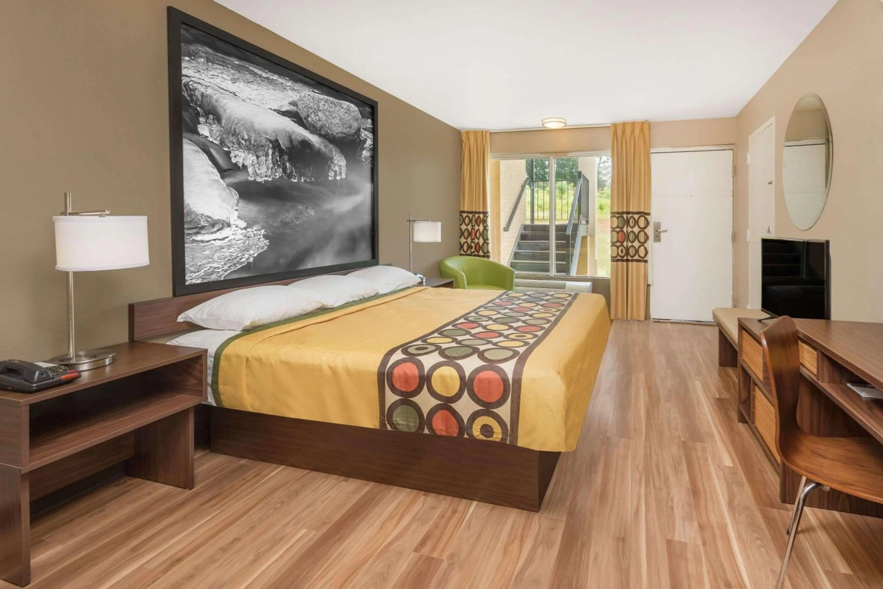 Photo of the whole room, Bed in Super 8 by Wyndham Asheville Airport