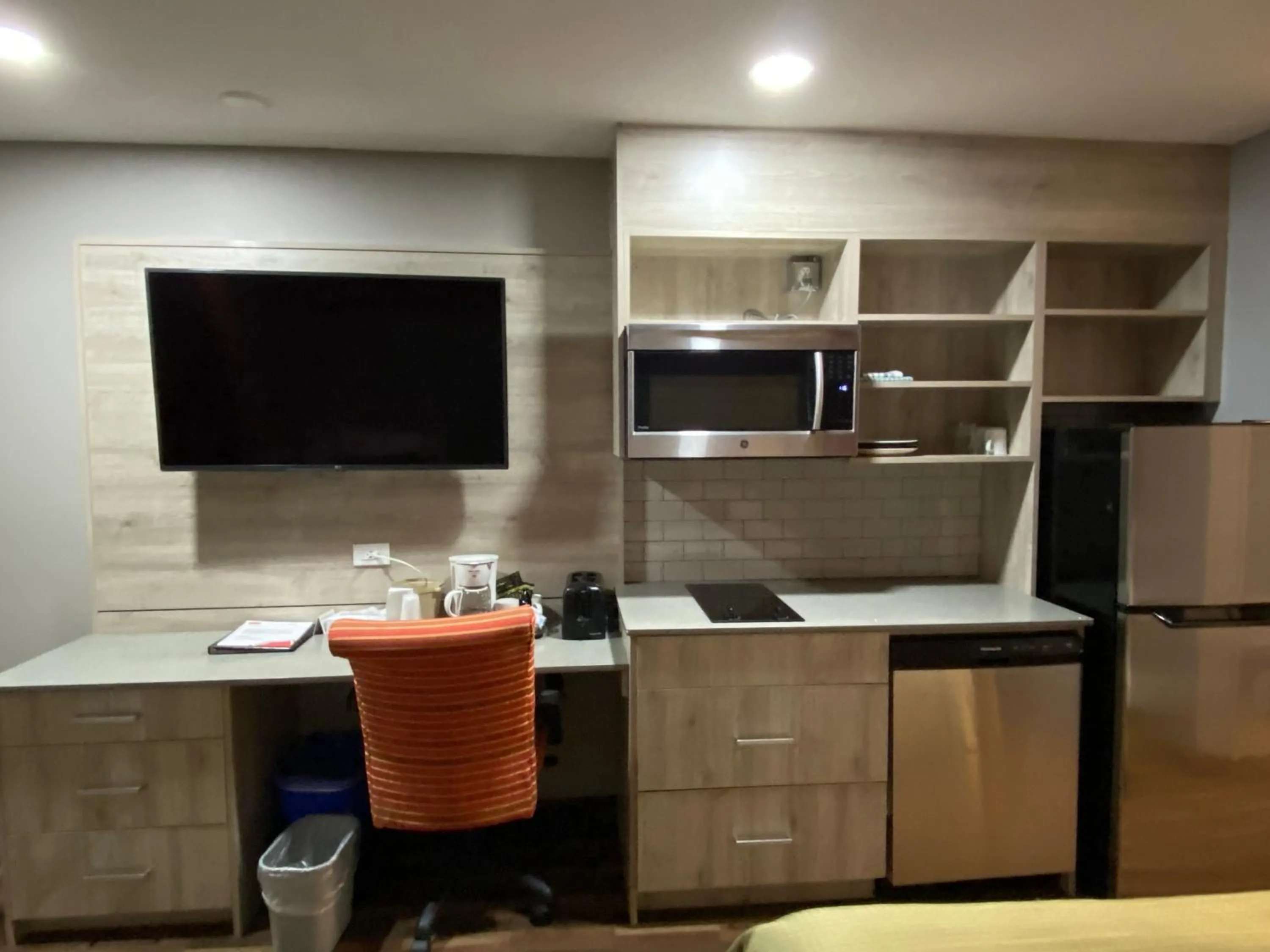 Kitchen or kitchenette in Ramada by Wyndham Medicine Hat