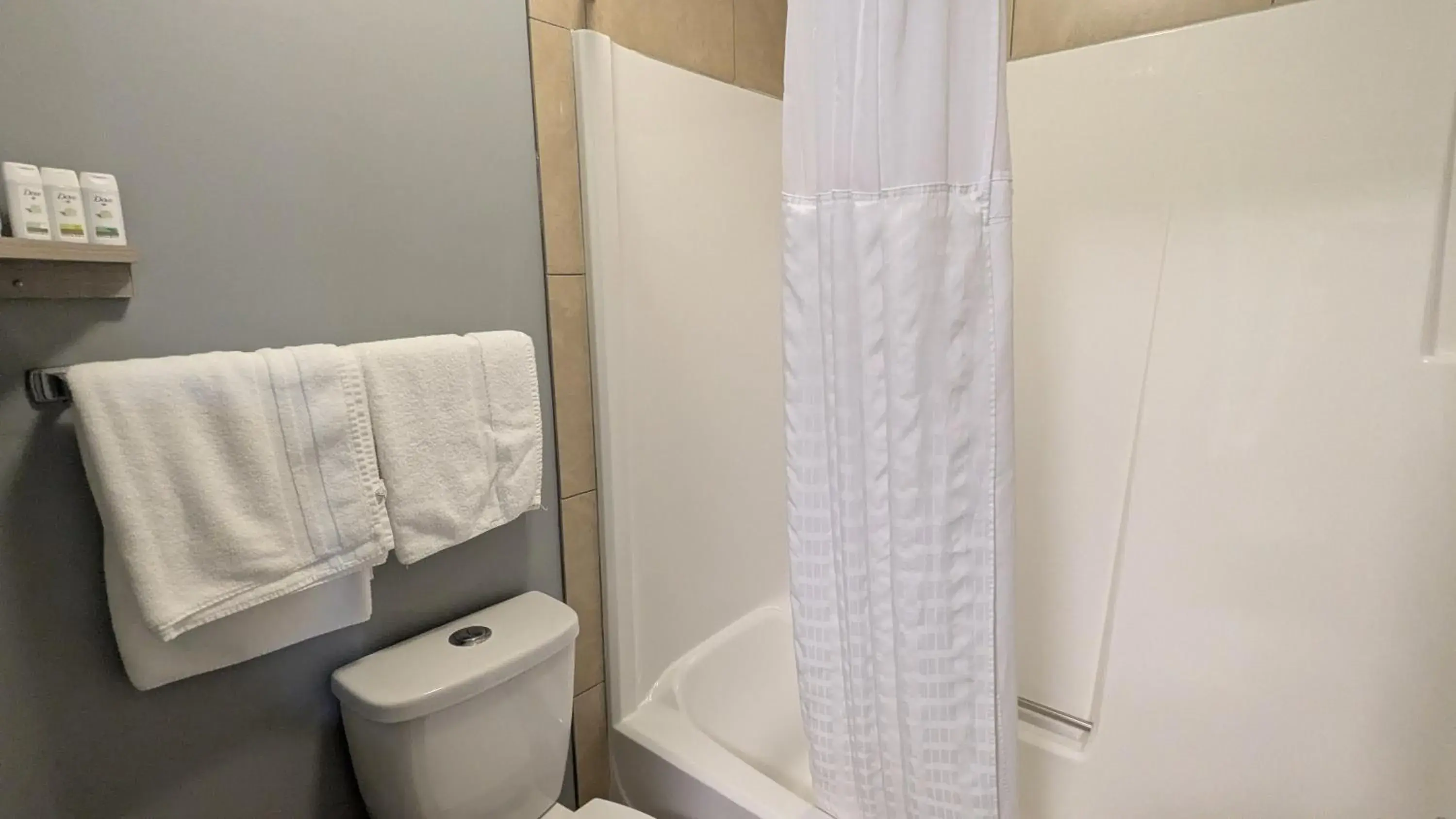 King Room - Non-Smoking in Ramada by Wyndham Medicine Hat King Room - Non-Smoking in Ramada by Wyndham Medicine Hat