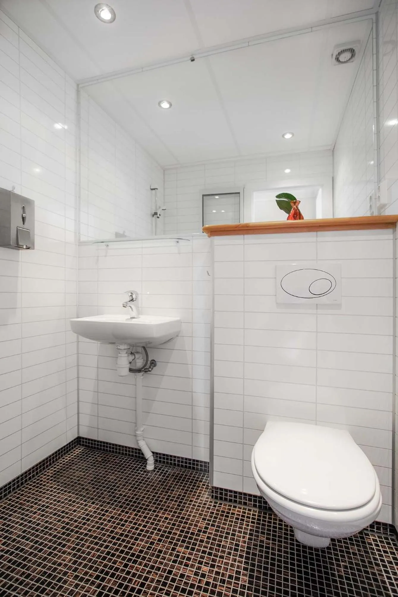 Toilet in Slobrua Gjestegård