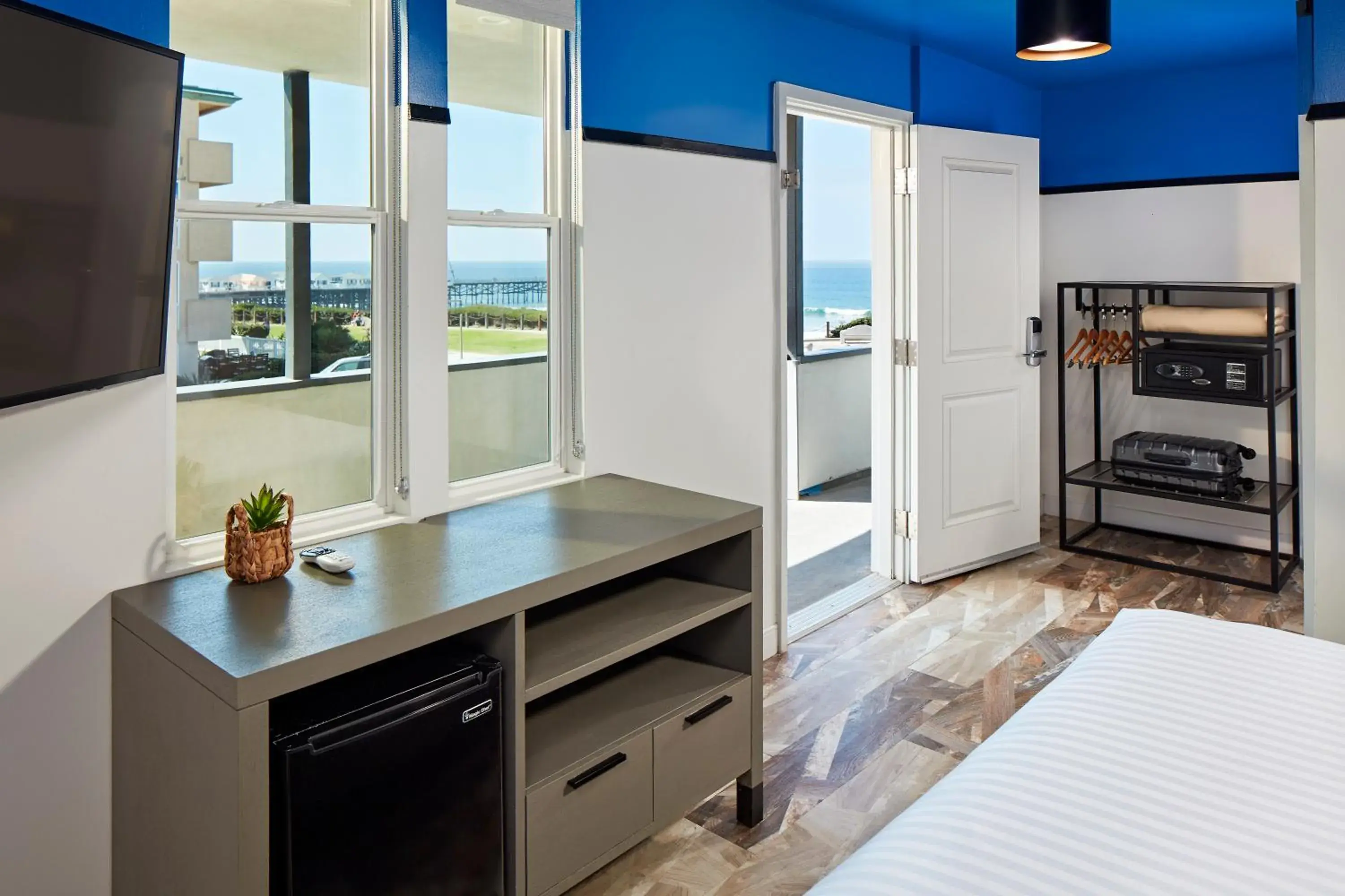 Queen Room with Partial Ocean View in Pacific View Inn Queen Room with Partial Ocean View in Pacific View Inn