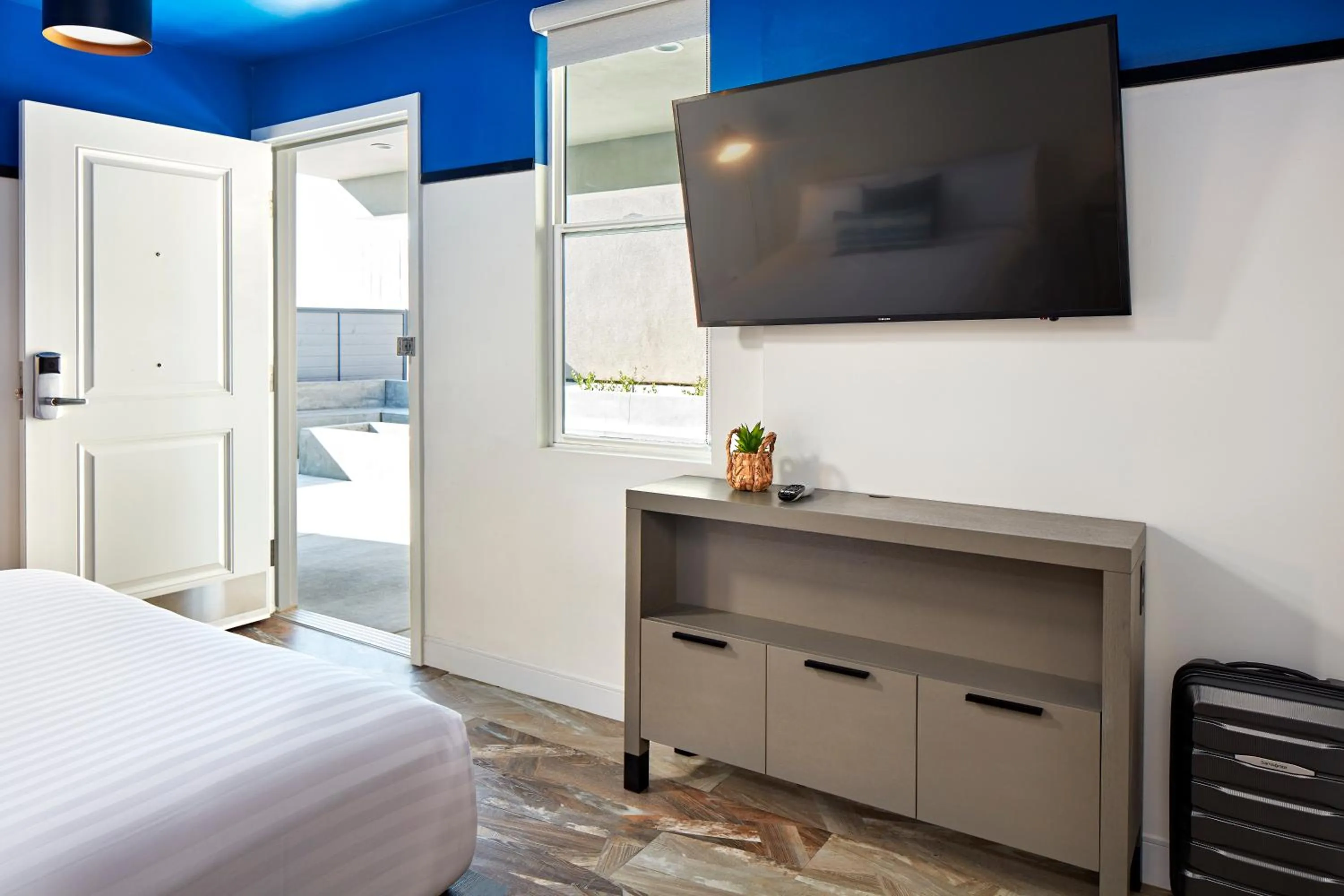 TV and multimedia, Bed in Pacific View Inn